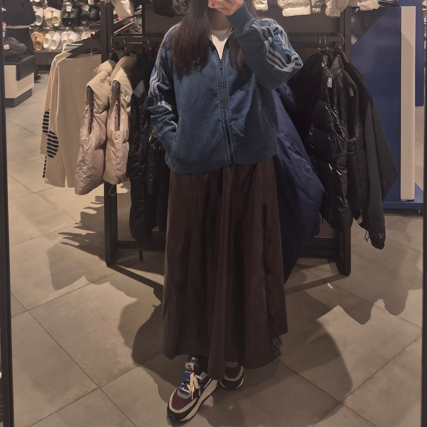 Adidas Adicolor Denim Firebird Track Top Medium Blue Denim - KR Sizing, Nike x Sacai x Undercover LDWaffle Night Maroon Team Royal 착용 스타일 - 1
