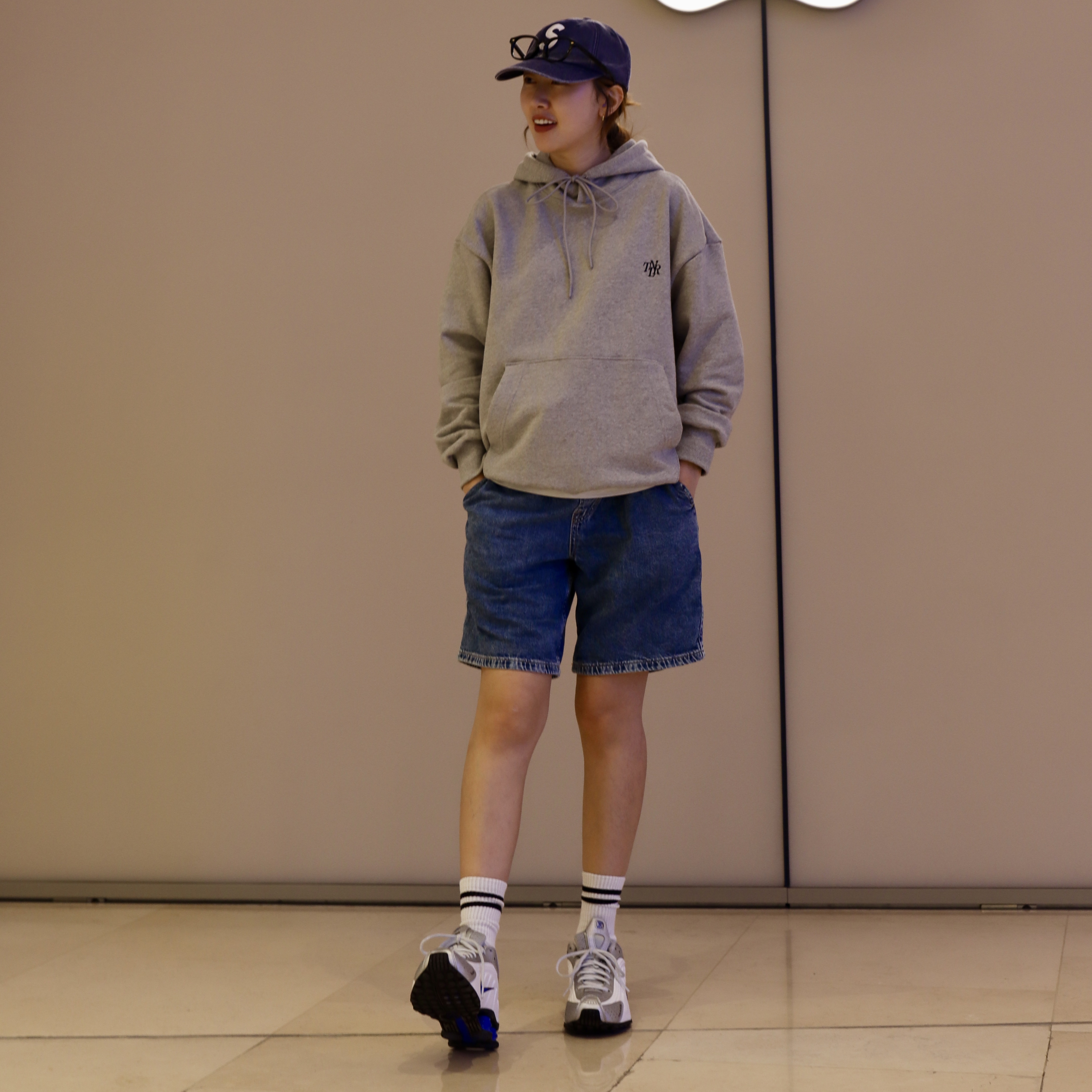 Supreme Pigment S Logo 6-Panel Navy - 24FW, Nike Shox R4 White Racer Blue 착용 스타일 - 4