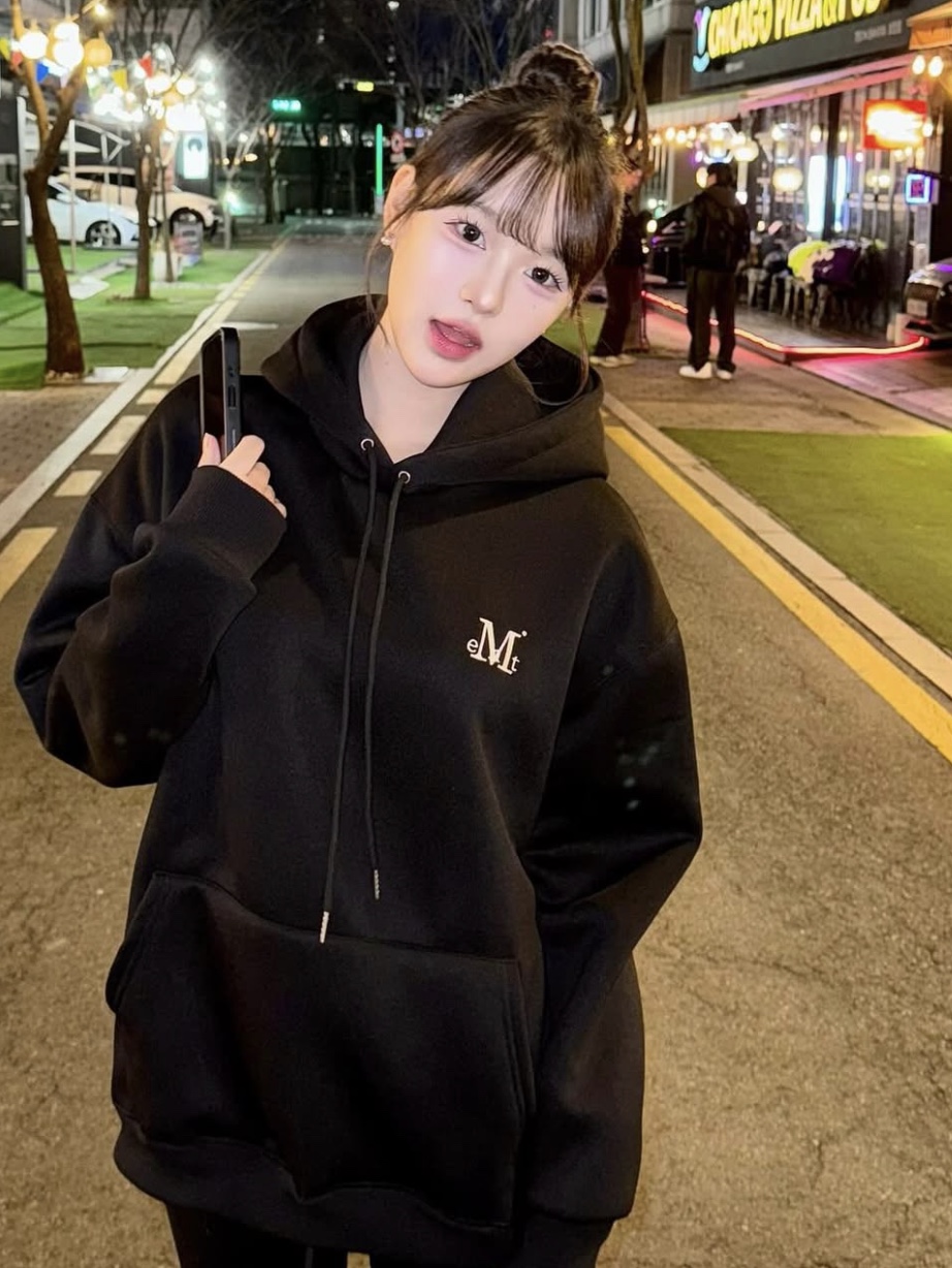 MUCENT Signature Basic Logo Hood T Black 착용 스타일 - 2