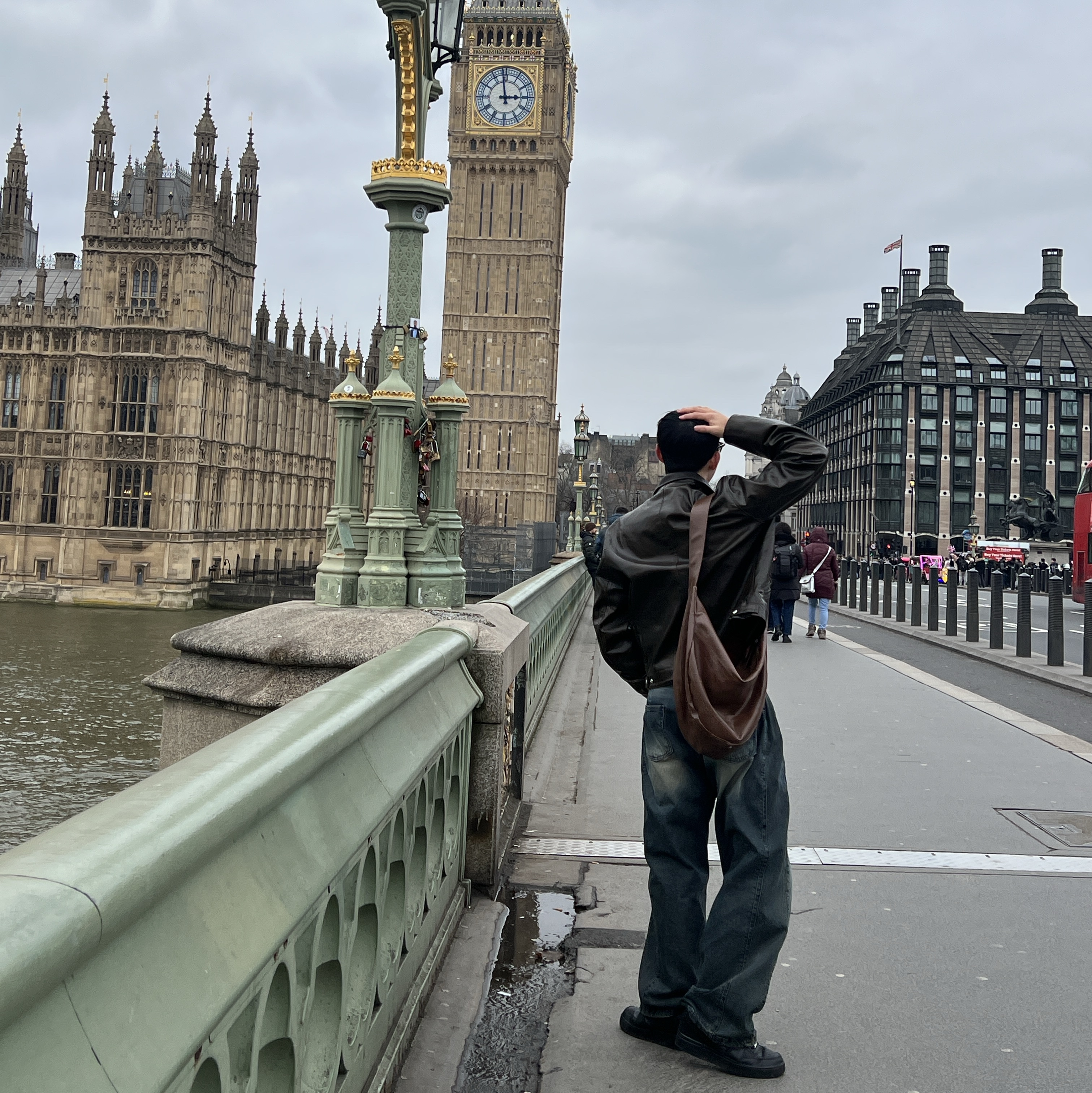 Nike Air Force 1 '07 Low Triple Black 착용 스타일 - 6