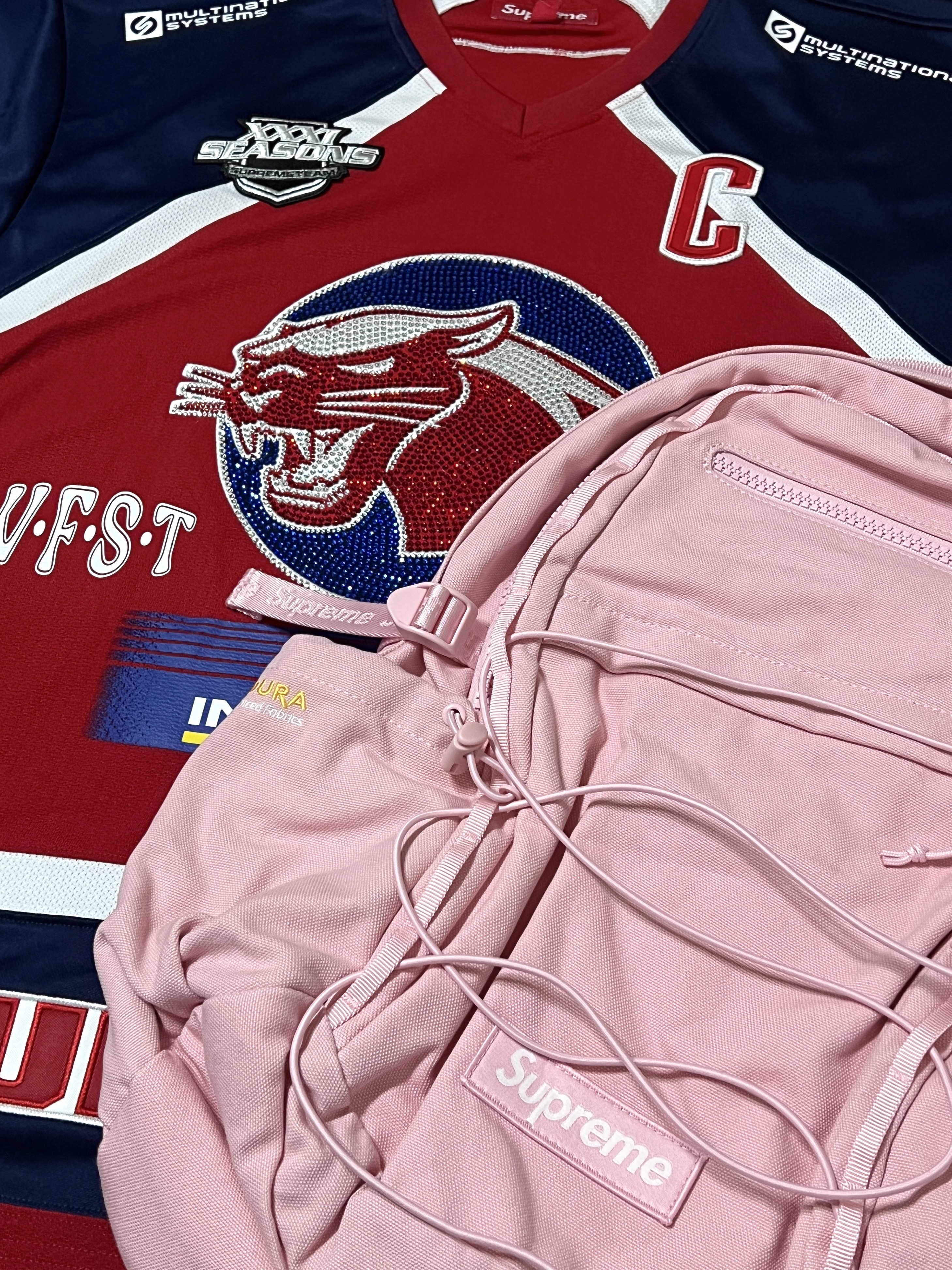 Supreme Rhinestone Hockey Jersey Red - 25SS, Supreme Backpack Light Pink - 25SS 착용 스타일