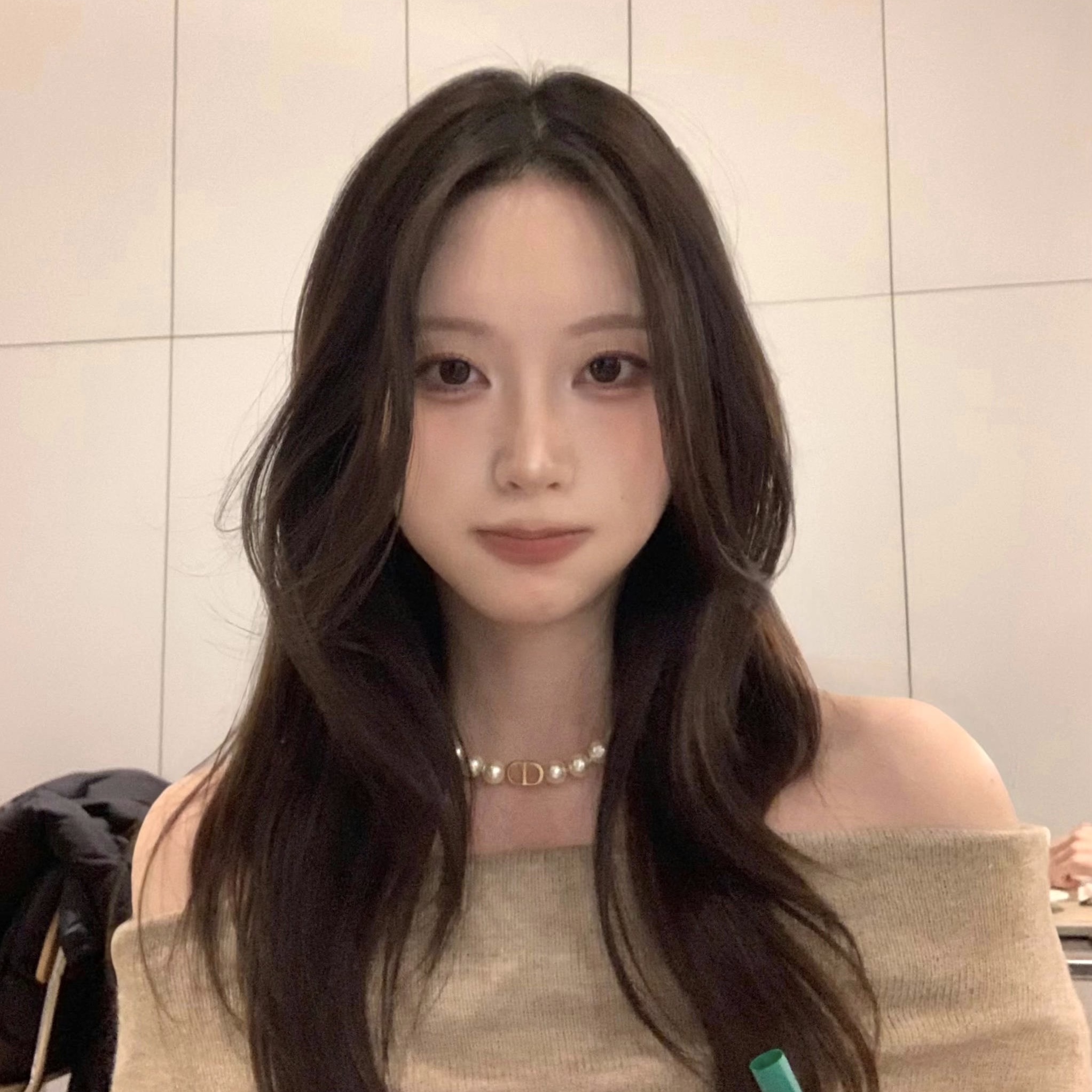 (W) 디올 30 몽테뉴 초커 골드 피니쉬 메탈 화이트 레진 펄, (W) 디올 쁘띠 CD 스터드 이어링 실버 피니쉬 메탈 화이트 크리스탈 착용 스타일 - 1