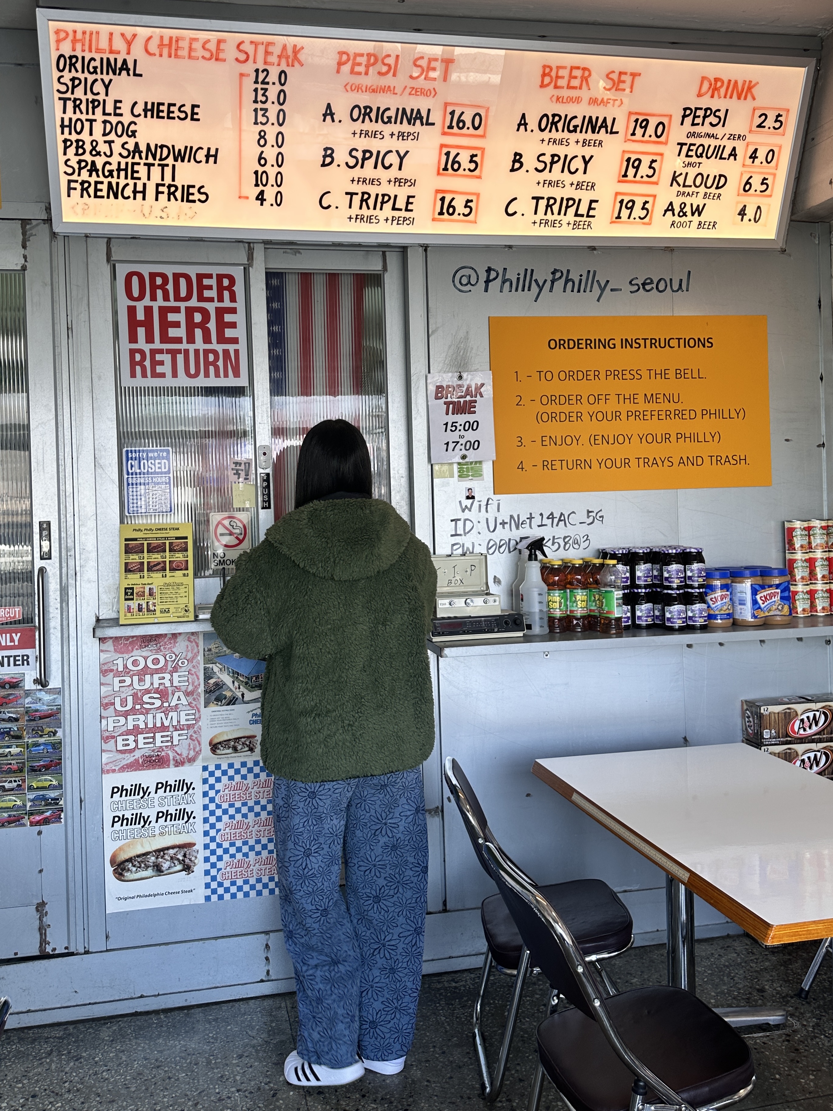 Stussy Sherpa Jacket Olive, BAPE College L/S T-Shirt Black 착용 스타일 - 3