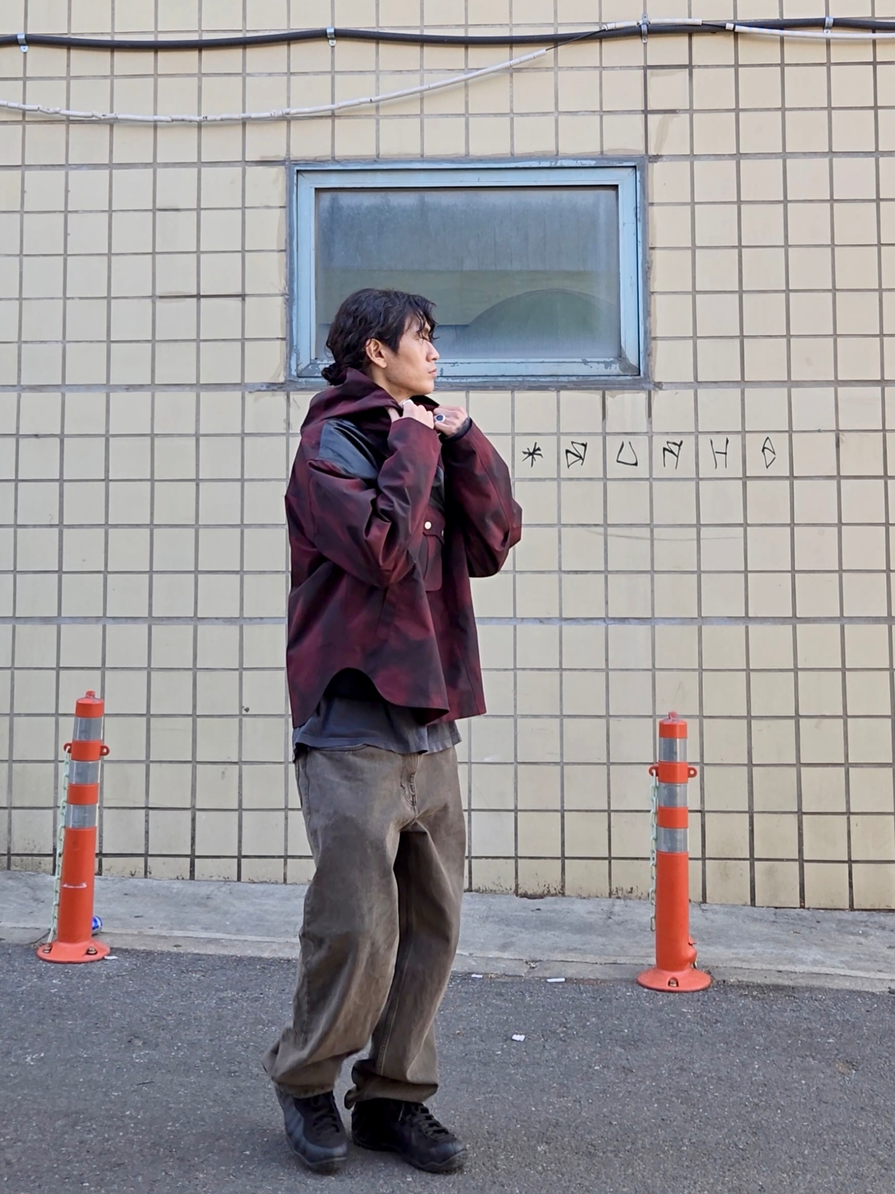 [KREAM 단독] PHOS333 Chasing Nova Anorak Burgundy, Nike Air Foamposite One Black Anthracite 착용 스타일 - 4