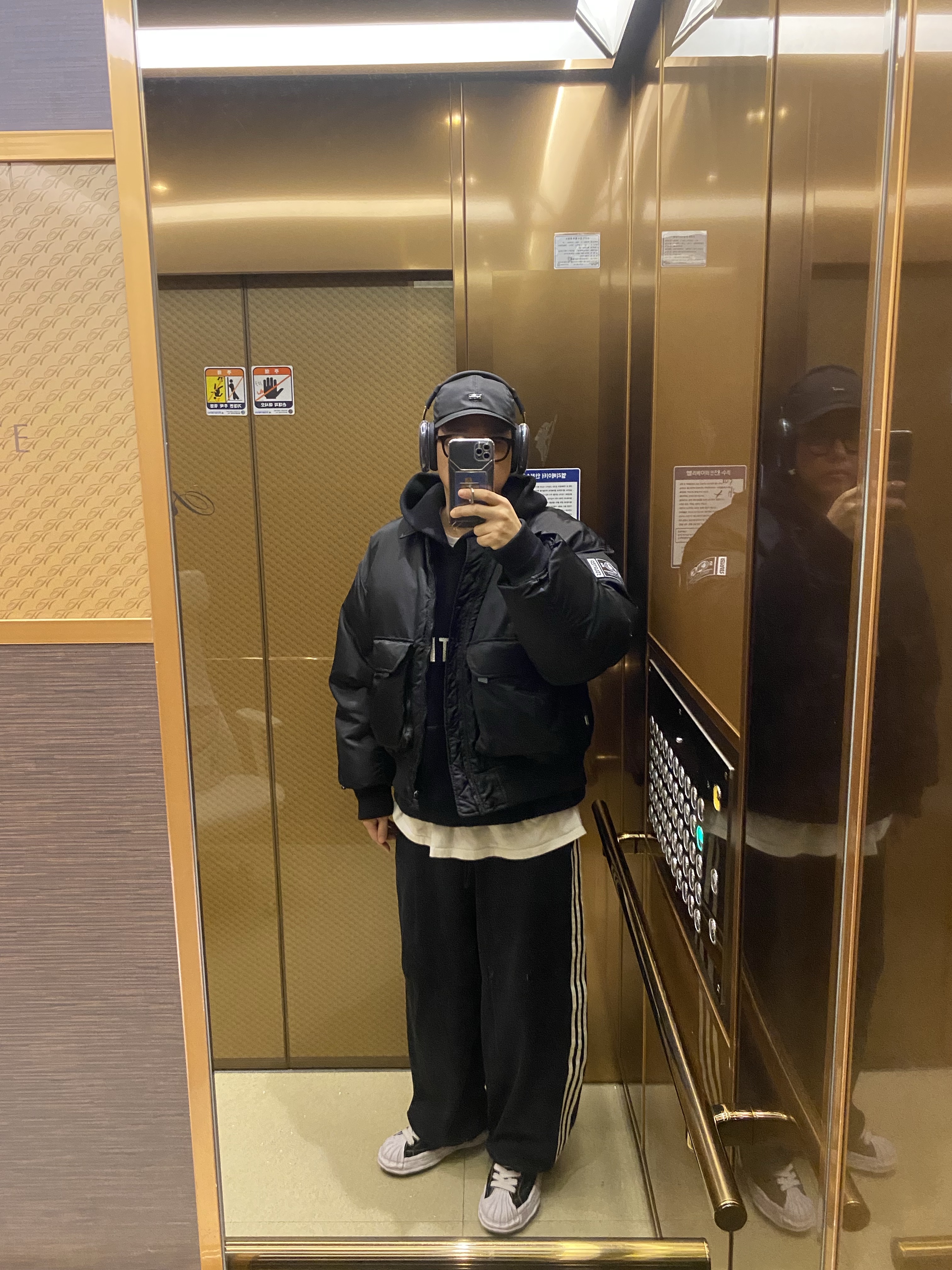 Apple AirPods Max USB C Midnight (Korean Ver.), Supreme Enamel Logo 6-Panel Black - 23FW 착용 스타일
