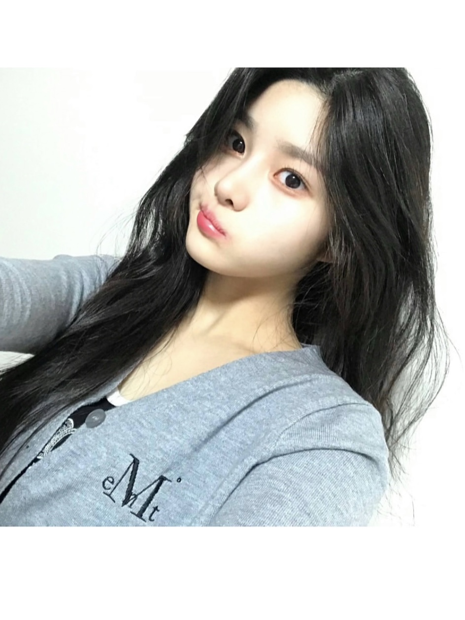 MUCENT Nia Soft V-neck Cardigan Gray 착용 스타일 - 3