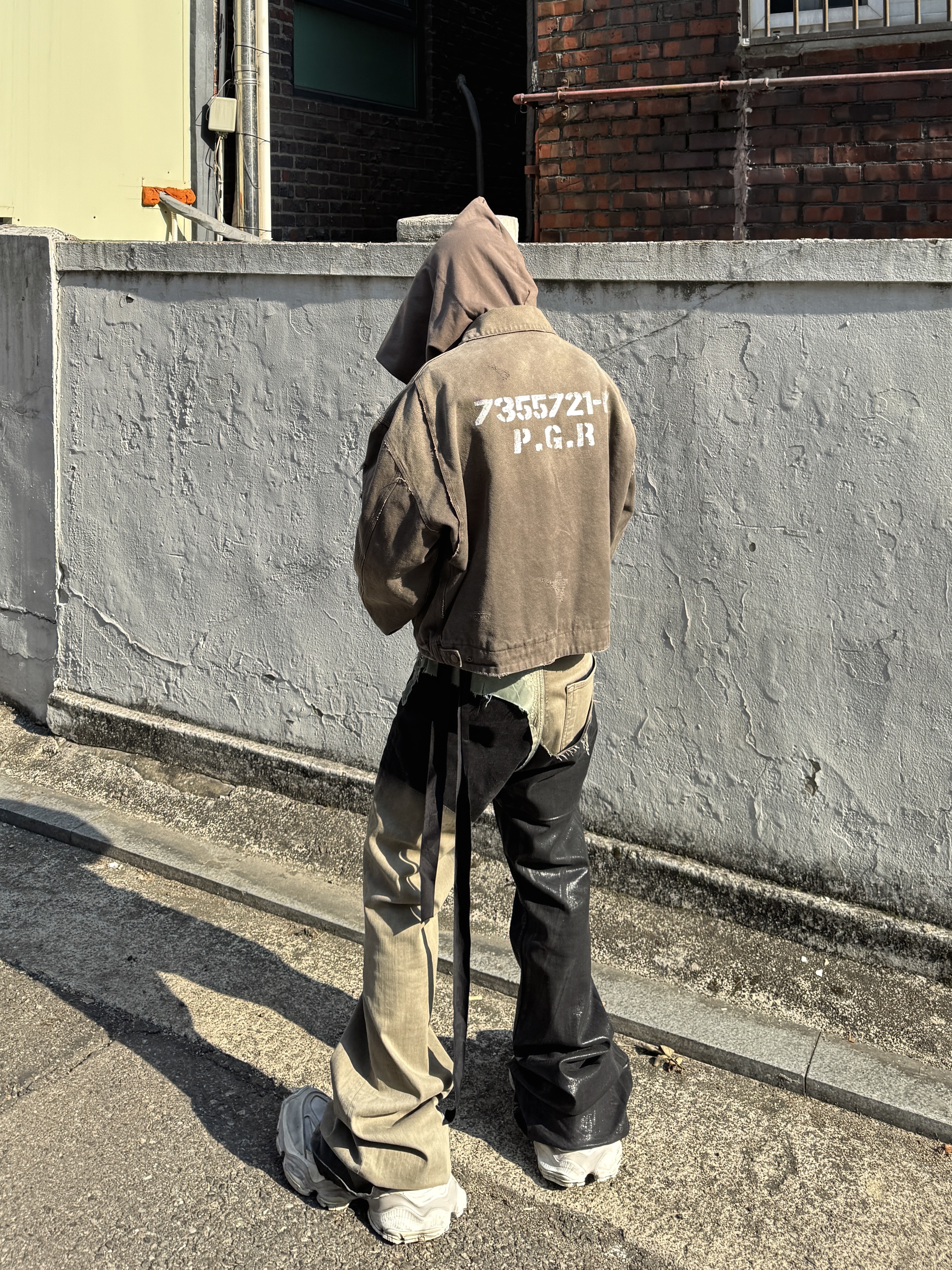 Project G/R Distressed Canvas Work Jacket Brown, Balenciaga Cargo Sneakers Beige 착용 스타일 - 1