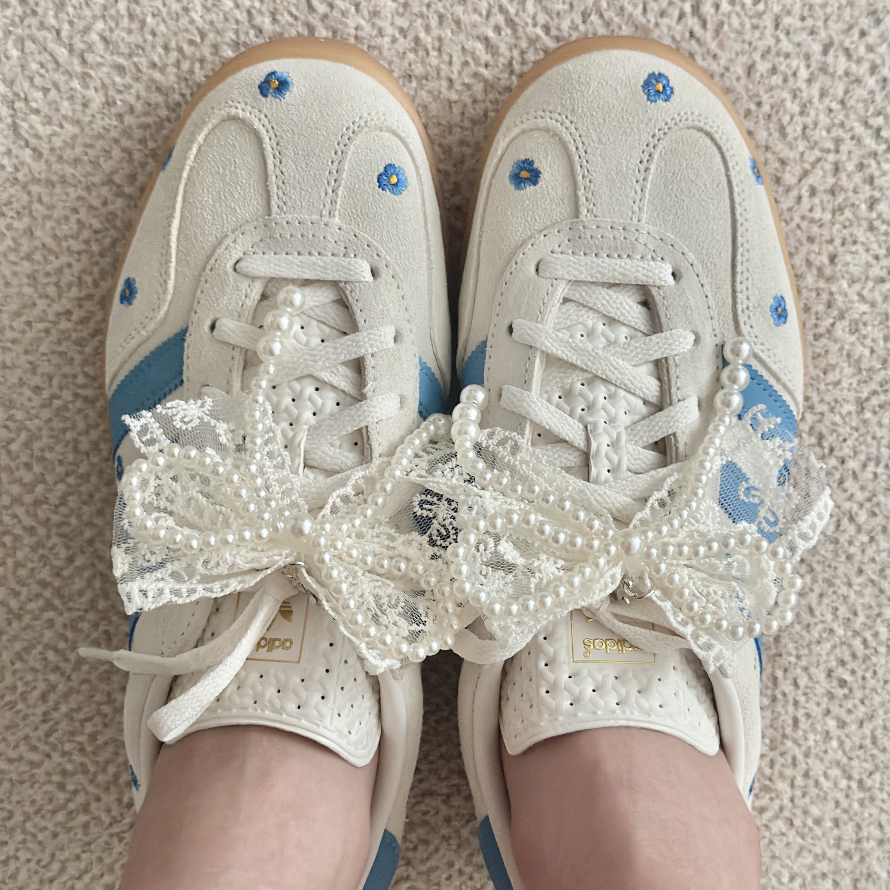 (W) Adidas Gazelle Indoor Cloud White Light Blue Gum 착용 스타일