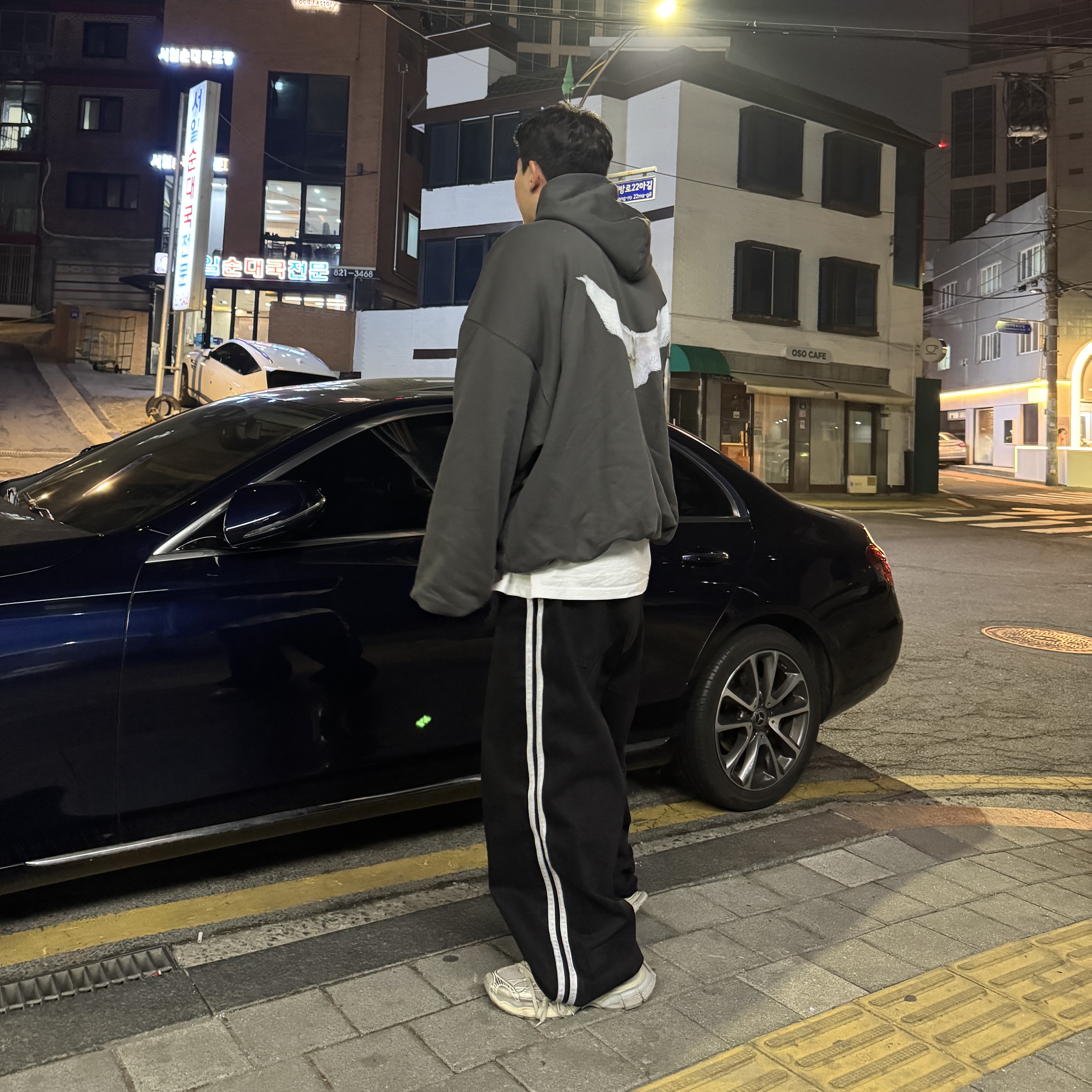 Yeezy Gap Engineered By Balenciaga Dove Hoodie Black 착용 스타일
