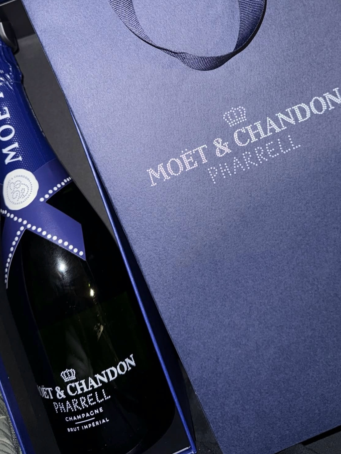 Moet & Chandon Imperial Pharrell Williams Edition 750ml (Blue/Red/Gold) 착용 스타일