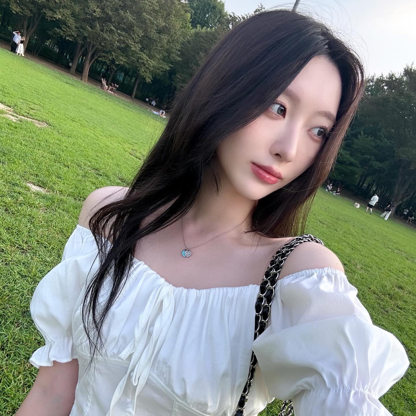 티파니 앤 코 리턴 투 티파니 블루 더블 하트 태그 펜던트 미니 실버, 카디널 레드 멍크백 블랙 착용 스타일 - 4