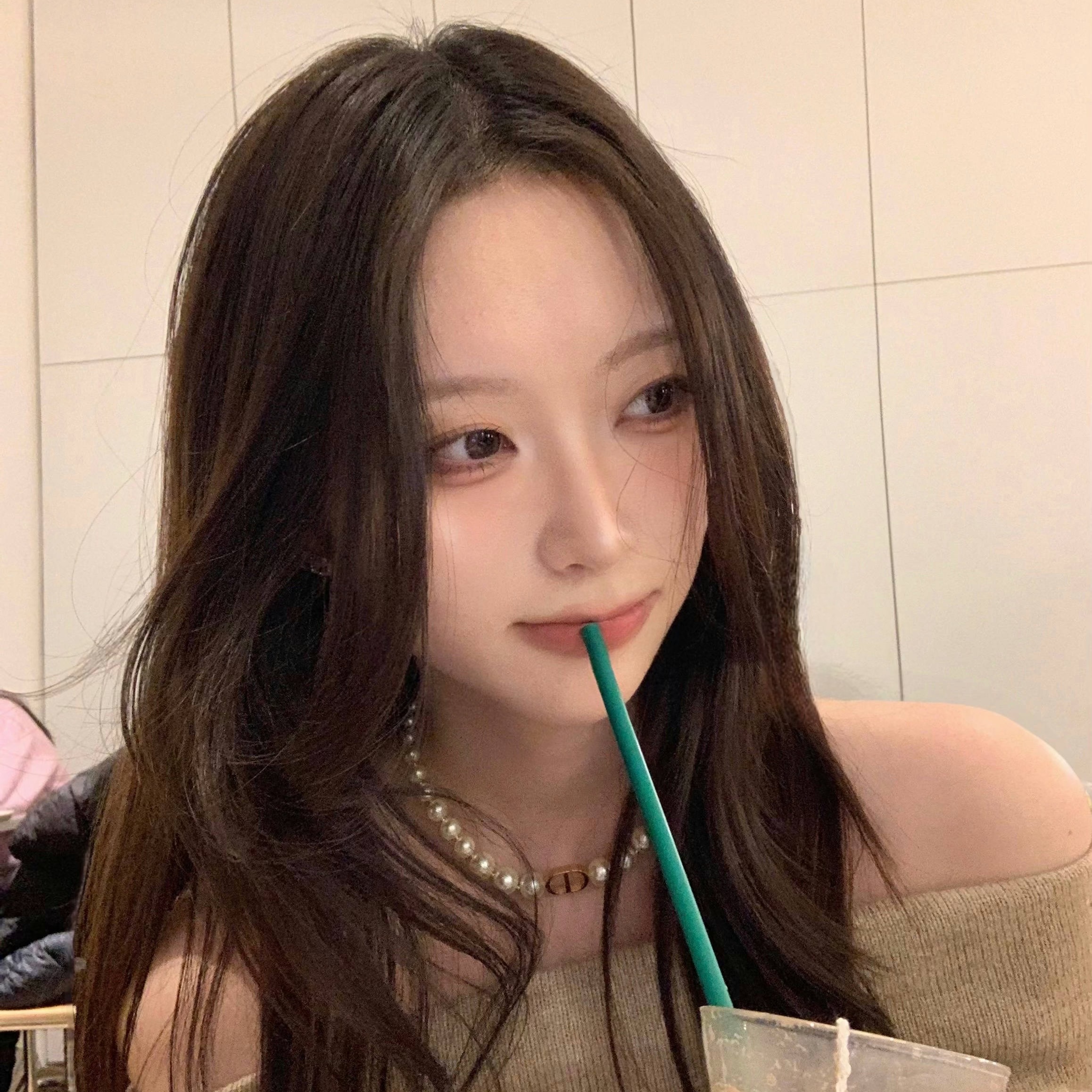 (W) 디올 30 몽테뉴 초커 골드 피니쉬 메탈 화이트 레진 펄, (W) 디올 쁘띠 CD 스터드 이어링 실버 피니쉬 메탈 화이트 크리스탈 착용 스타일 - 2