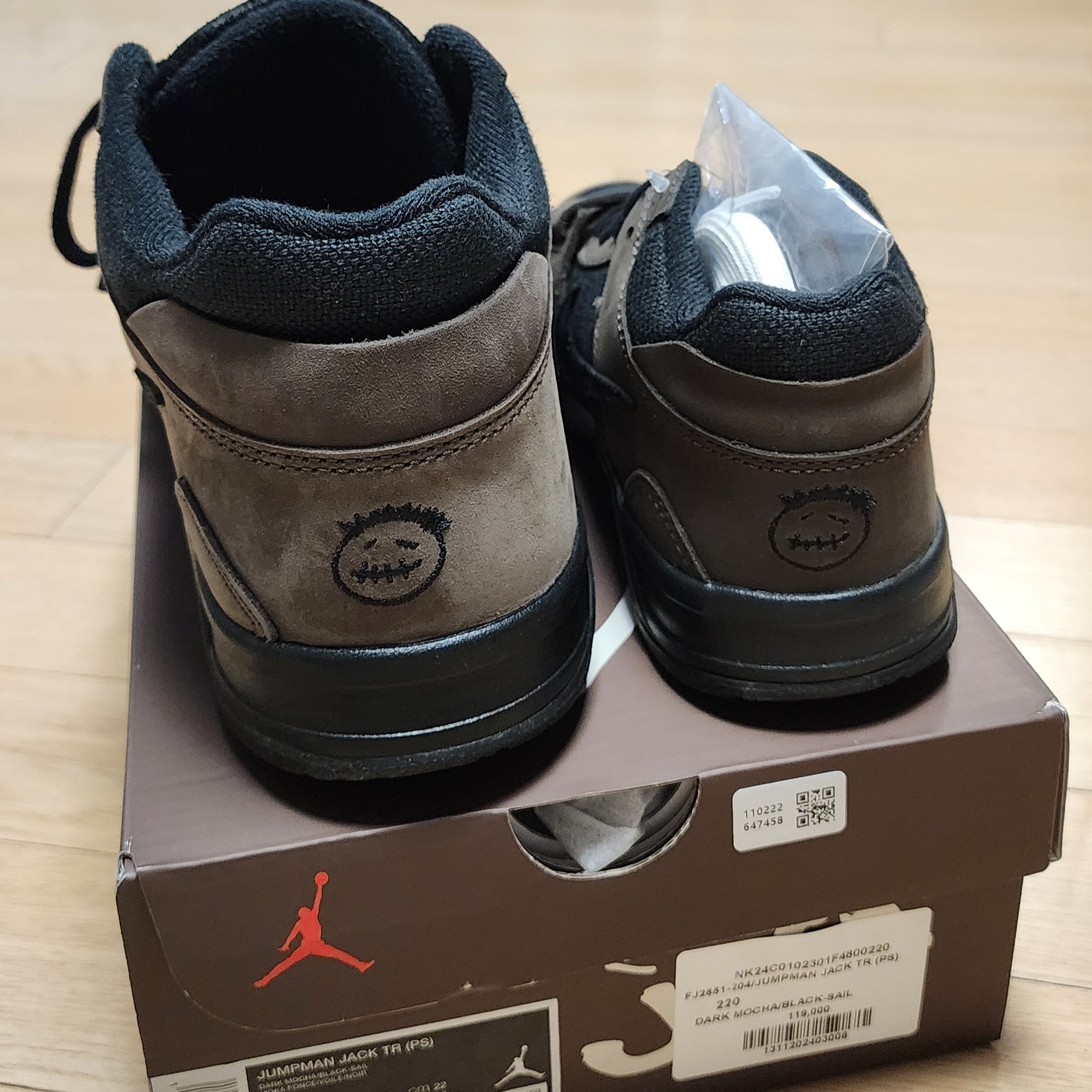Jordan x Travis Scott Jumpman Jack TR Black and Dark Mocha 착용 스타일 - 2