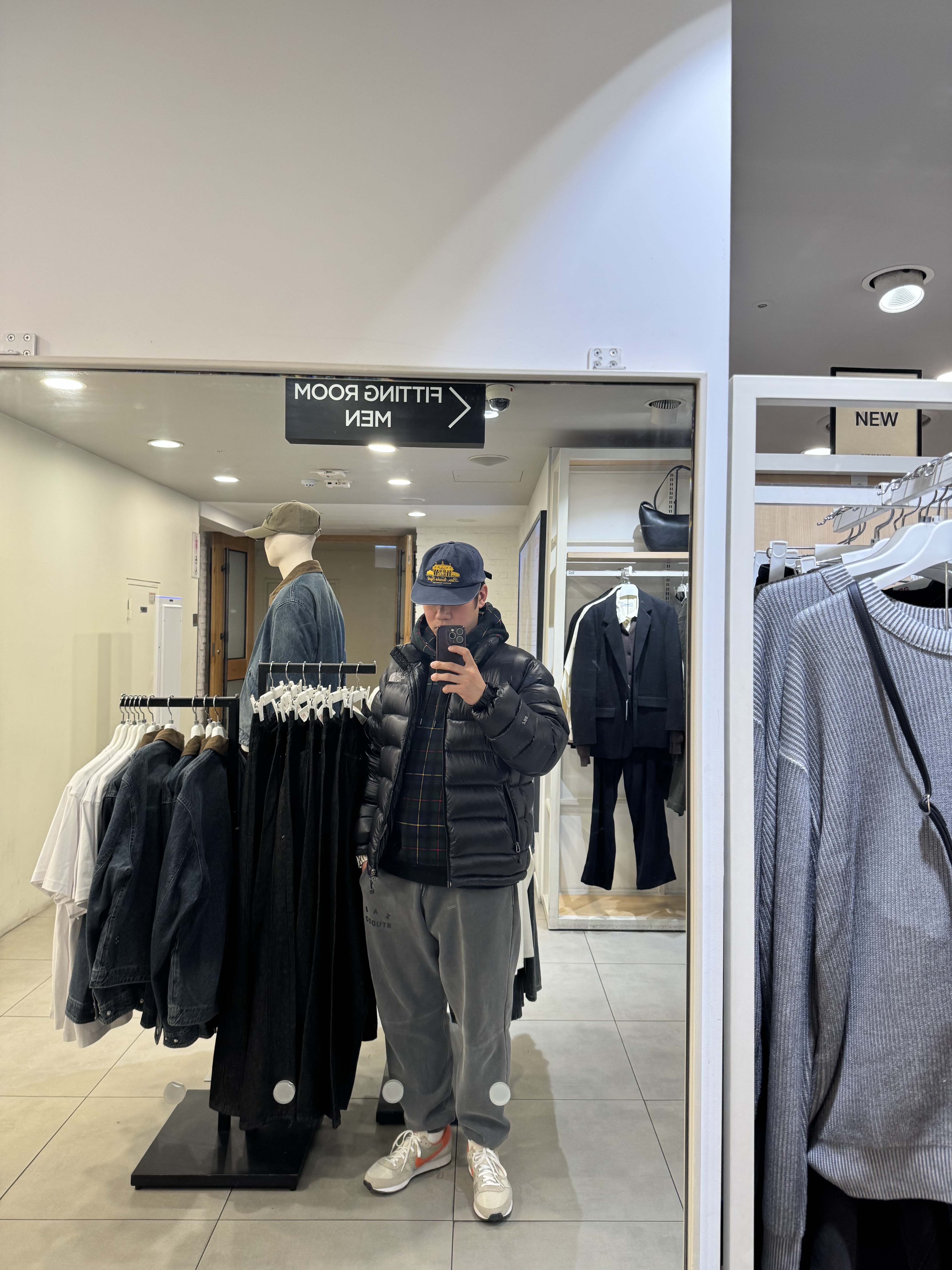 Nike Challenger OG Light Bone Starfish, IAB Studio Blocked Pigment Sweatpants Black 착용 스타일 - 2
