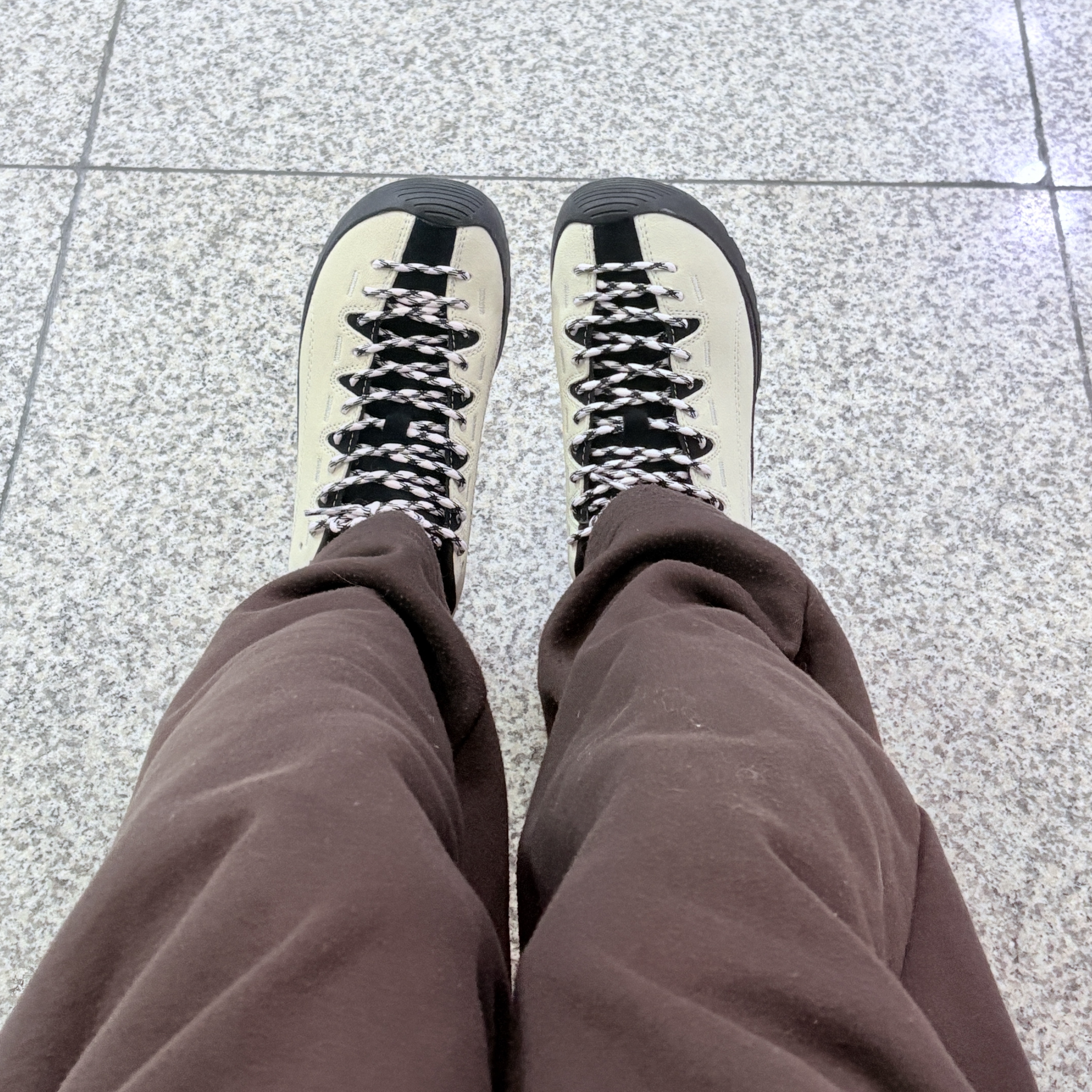 Keen 25SS New Jasper Sneakers Birch/Black 착용 스타일