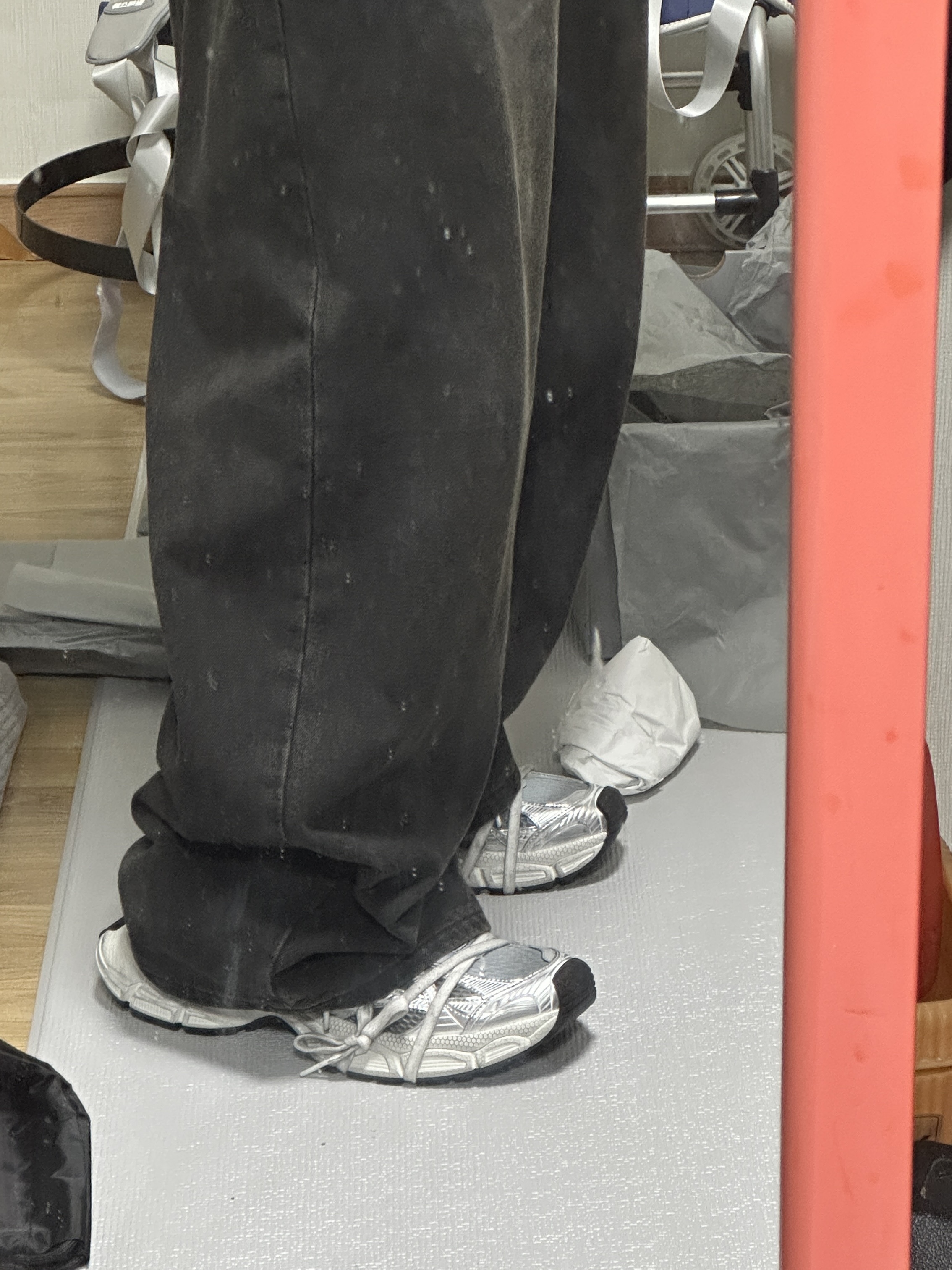 Balenciaga 3XL Gradient Sneakers Black Grey 착용 스타일 - 4