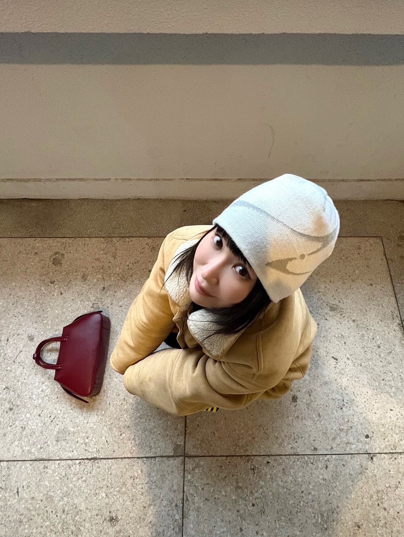 BLR Curved Logo Beanie Ivory 착용 스타일