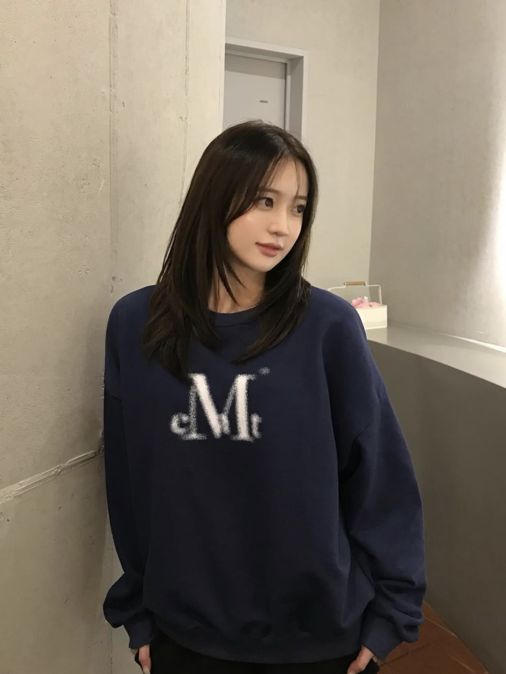 MUCENT Spray Logo Signature Mtm Navy 착용 스타일 - 5