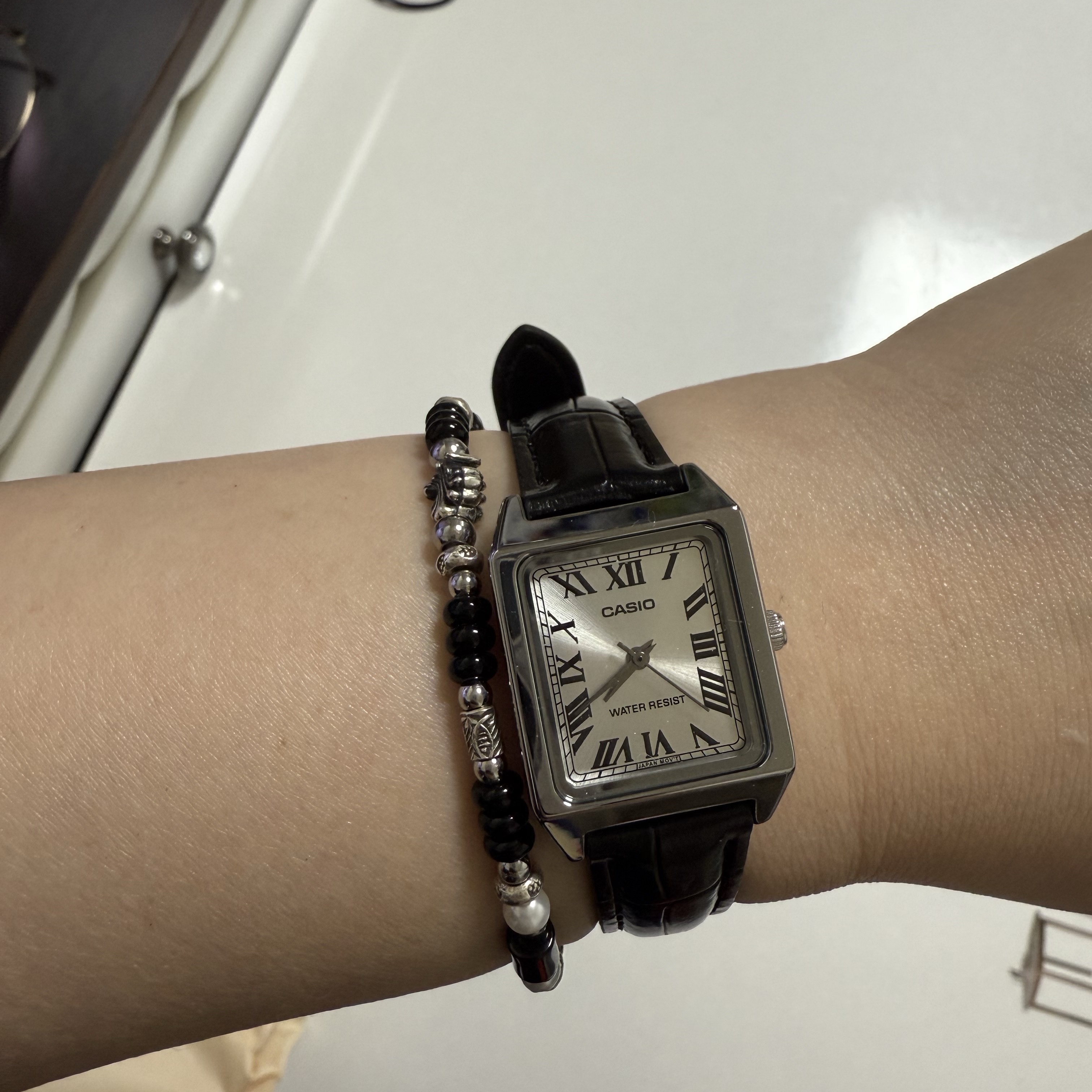 [KREAM 단독] Scudo Shell Black Pearl Beads Bracelet 착용 스타일