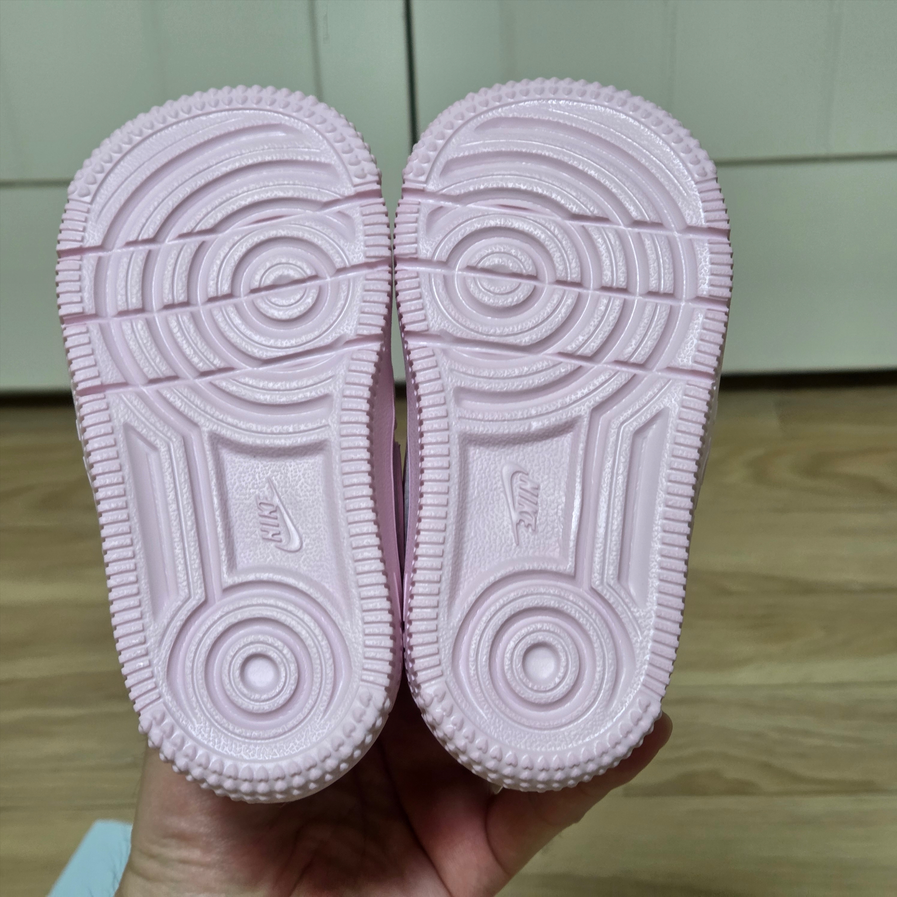 (TD) Nike x Drake Nocta Air Force 1 Low SP Certified Lover Boy Pink Foam 착용 스타일 - 3