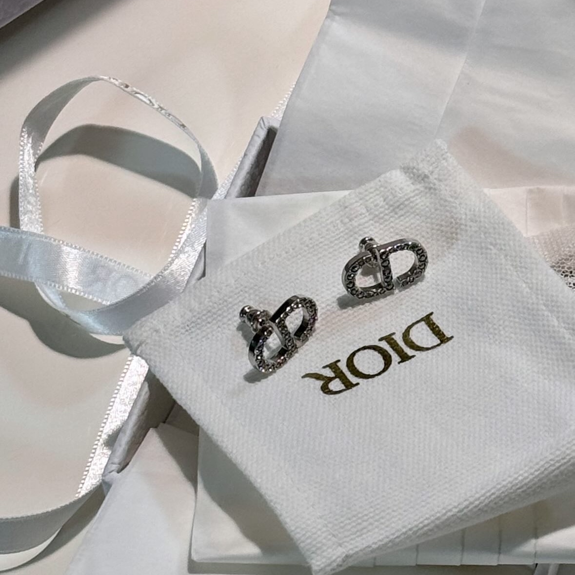 (W) Dior Petit CD Stud Earrings Silver Finish Metal White Crystals 착용 스타일