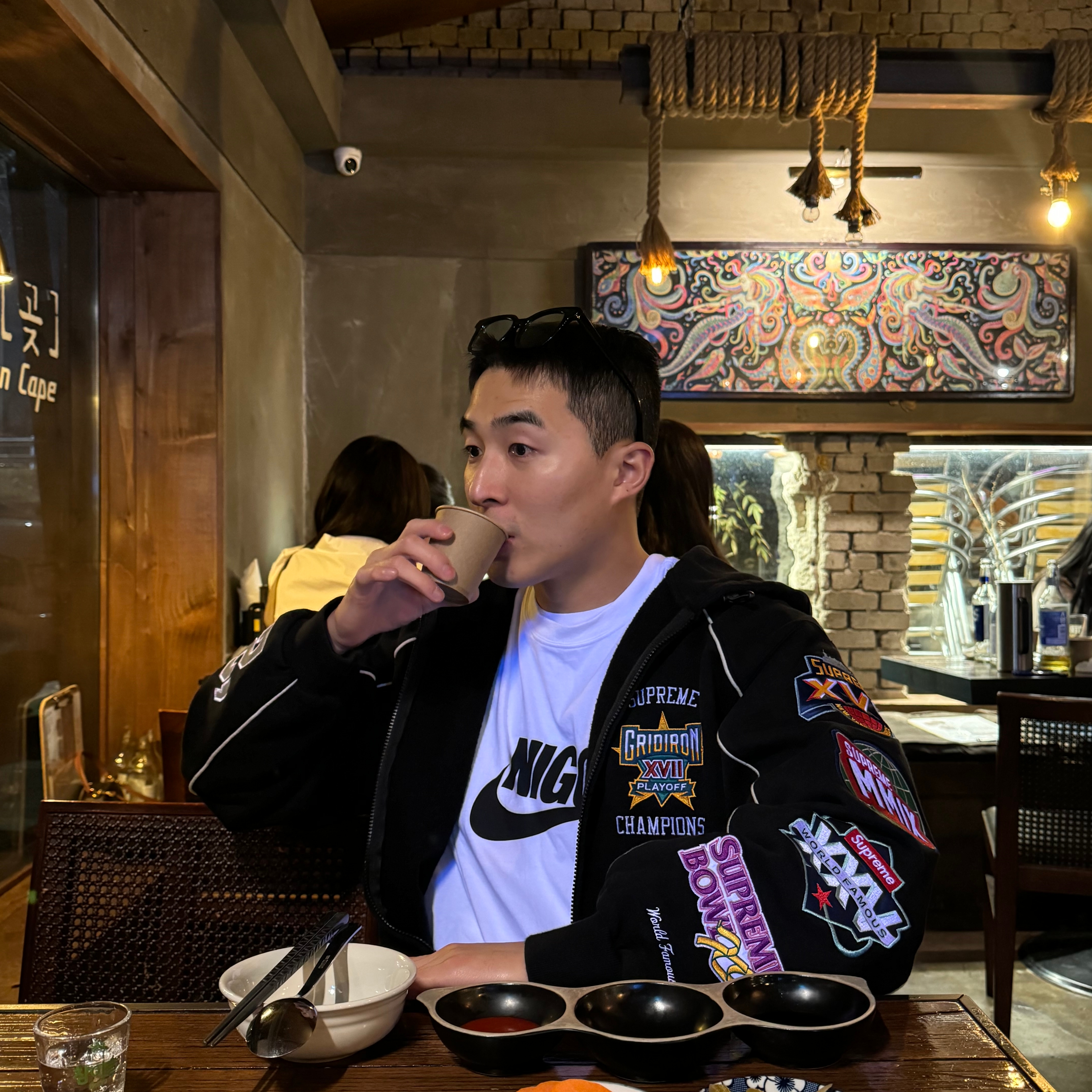 Nike x Nigo T-Shirt White (FV5943-100), Supreme Playoffs Zip Up Hooded Sweatshirt Black - 25SS 착용 스타일