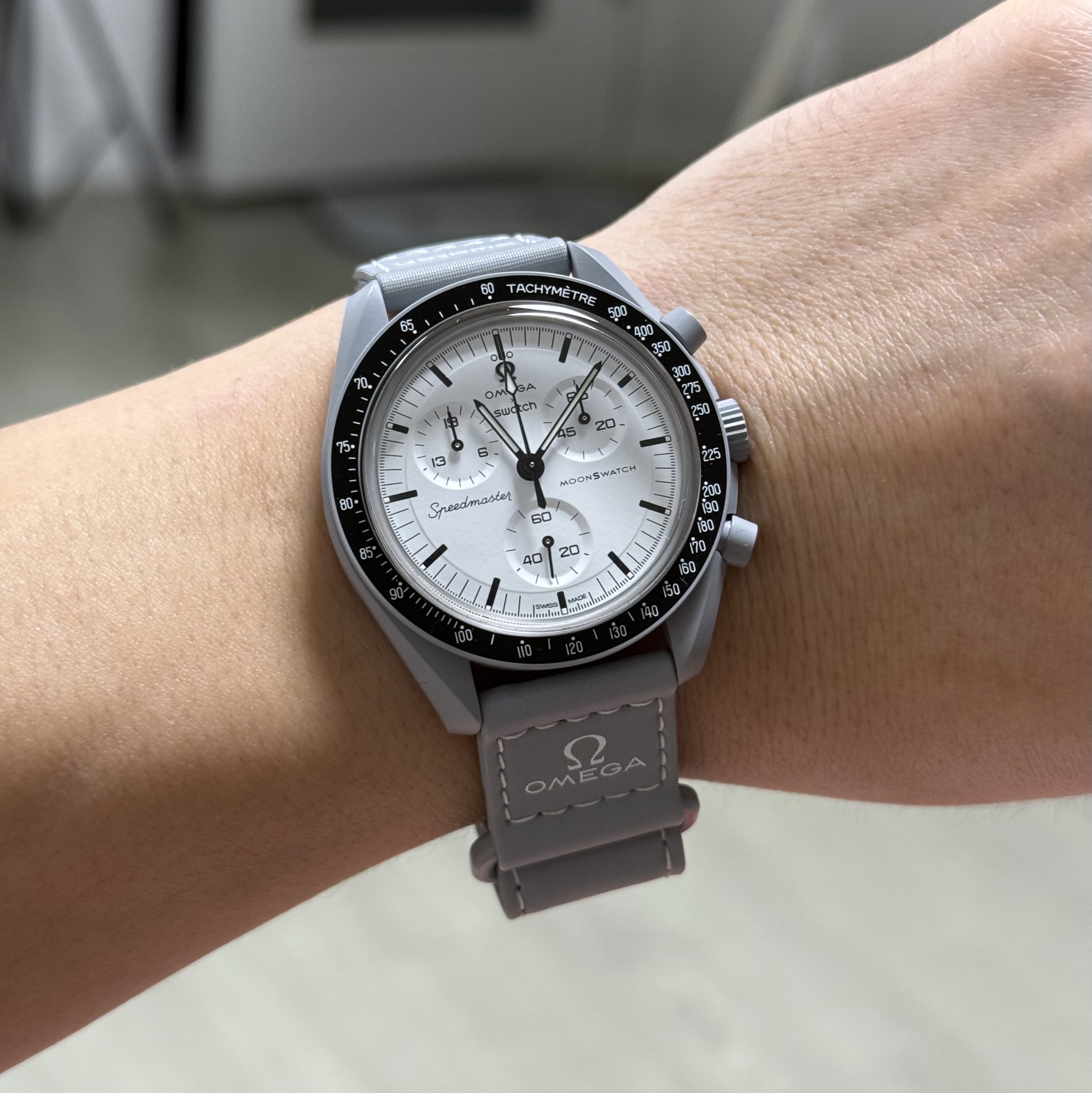 Swatch x Omega Bioceramic MoonSwatch 1965 Grey White 착용 스타일 - 2