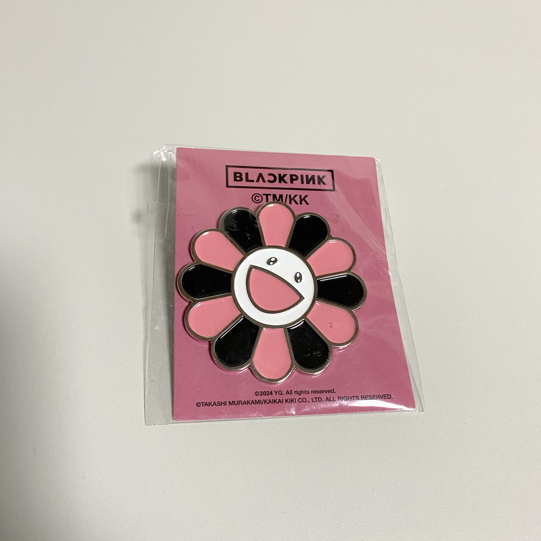 카이카이키키 x 블랙핑크 에나멜 핀 블랙핑크 플라워 착용 스타일