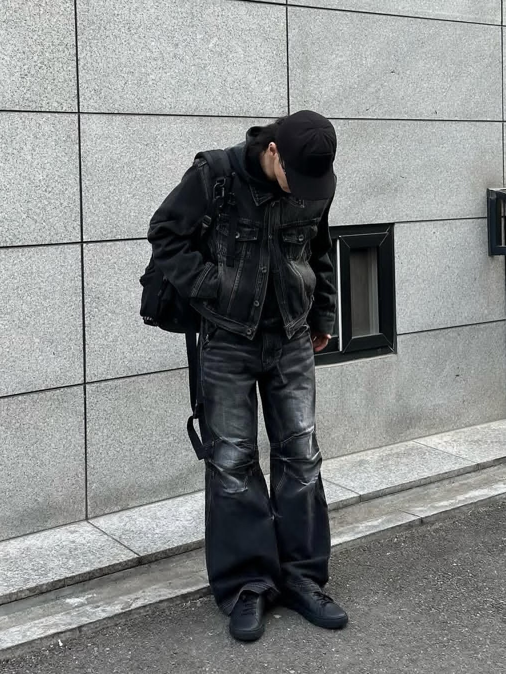 BLR Embossed Wave Washing Wide Denim Pants Black, BLR Embossed Wave Washing Wide Denim Pants Blue 착용 스타일