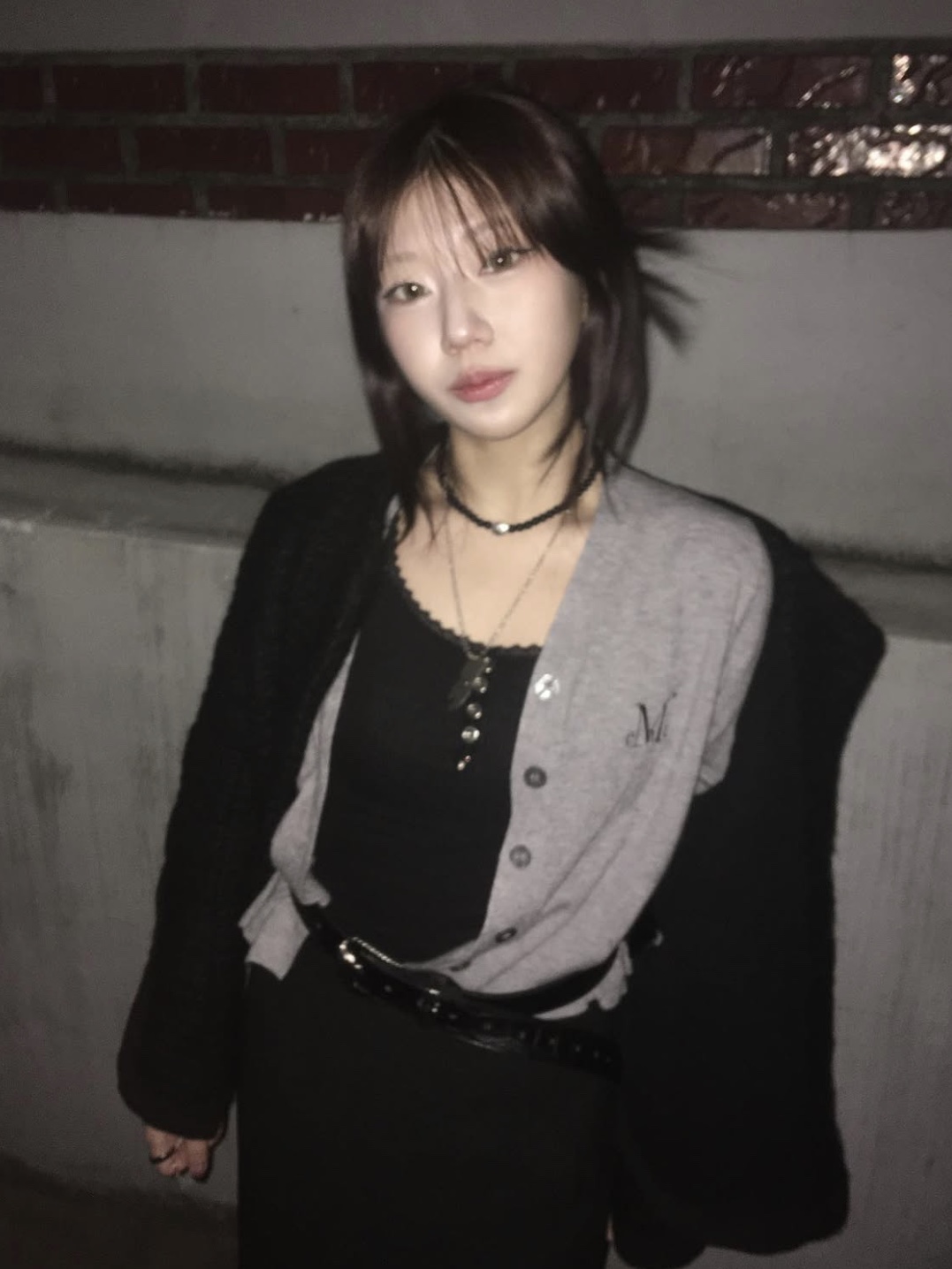무센트 니아 브이넥 가디건 그레이 착용 스타일 - 1