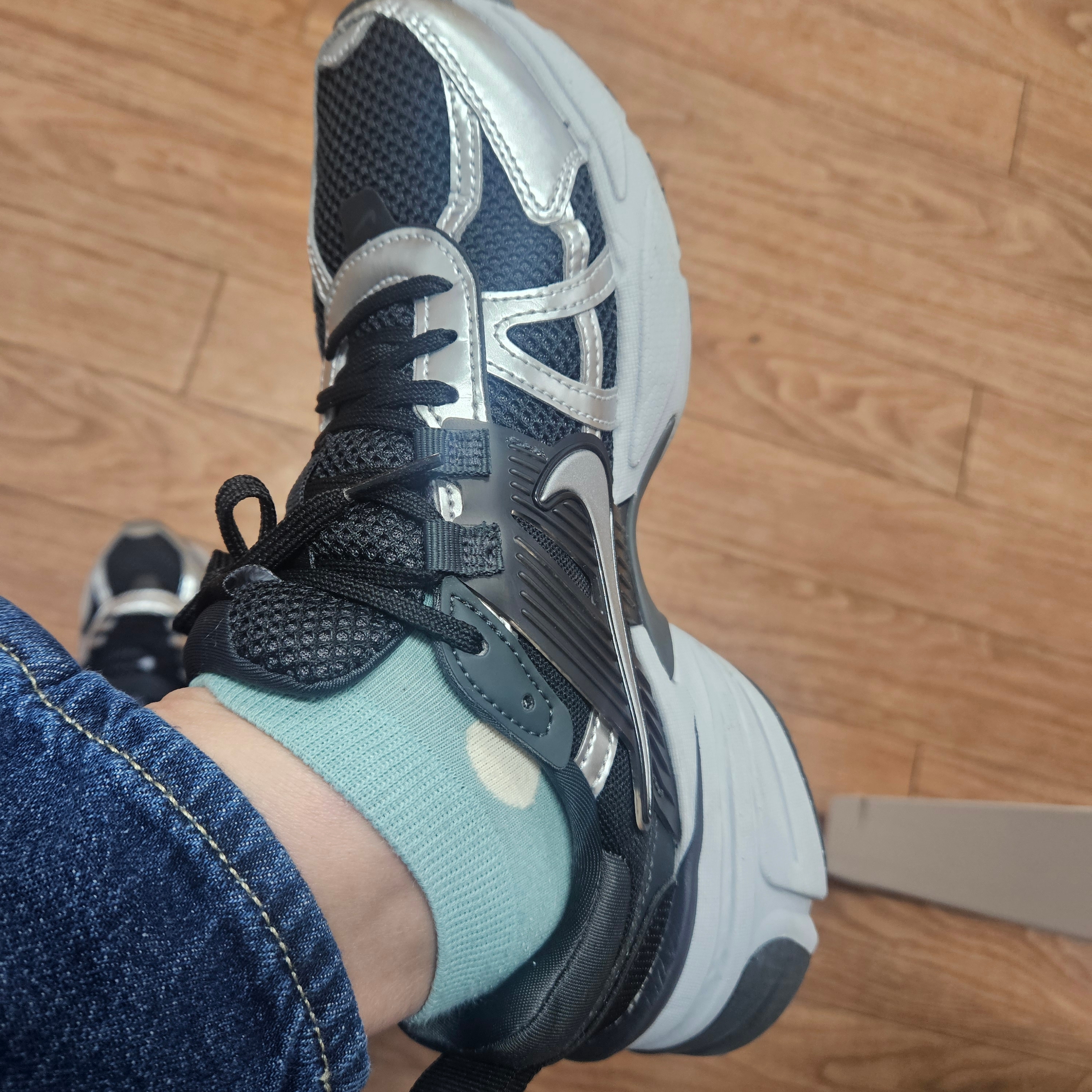 (W) Nike V2K Run Black Dark Smoke Grey 착용 스타일
