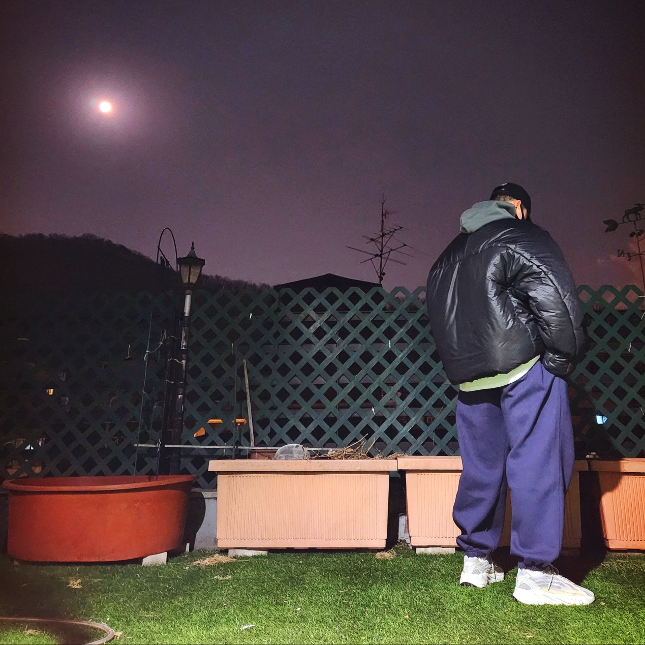 이지 갭 엔지니어드 바이 발렌시아가 플레임 캡 블랙, 이지 갭 엔지니어드 바이 발렌시아가 라운드 자켓 2 블랙 착용 스타일 - 3