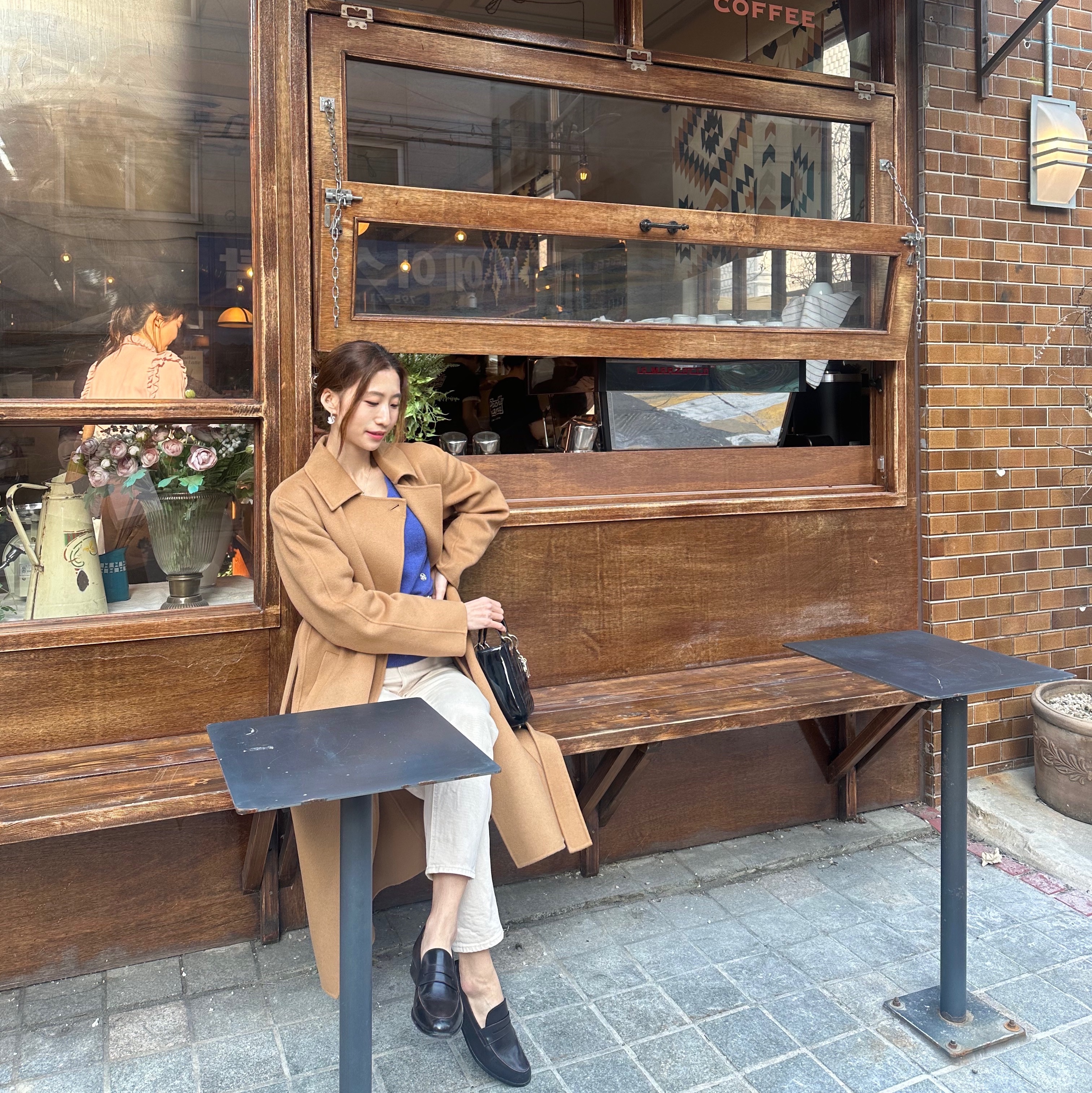 Dior Small Lady Bag Patent Cannage Calfskin Black Pale Gold 착용 스타일 - 4