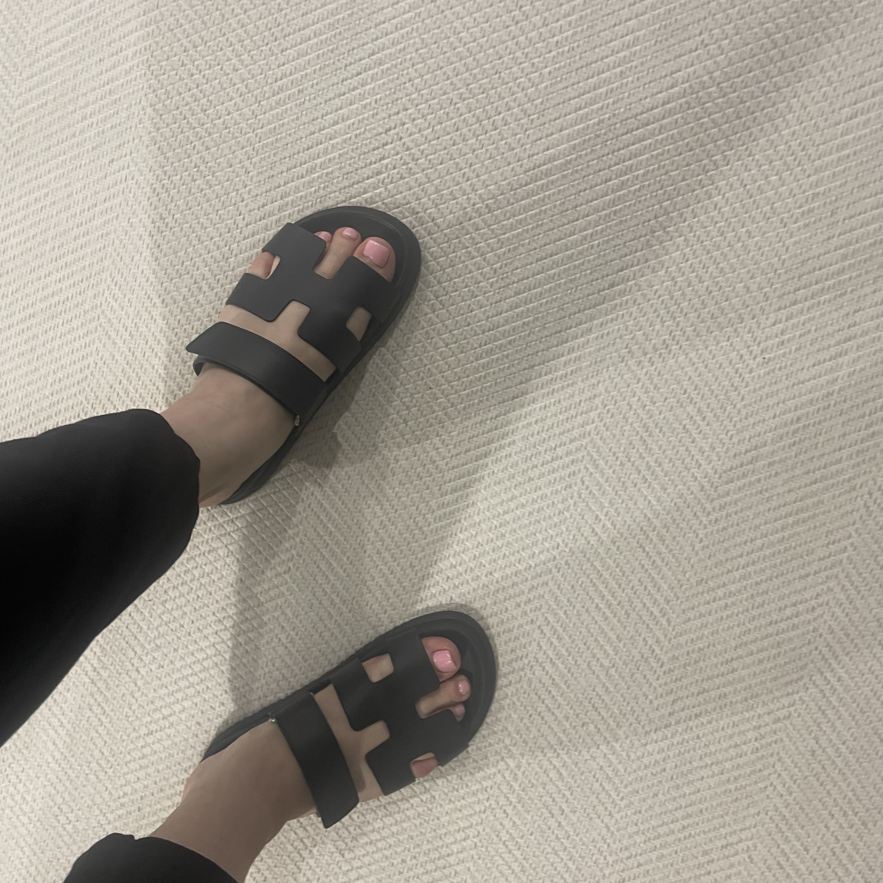 (W) Hermes Chypre Sandal Calfskin & Noir 착용 스타일