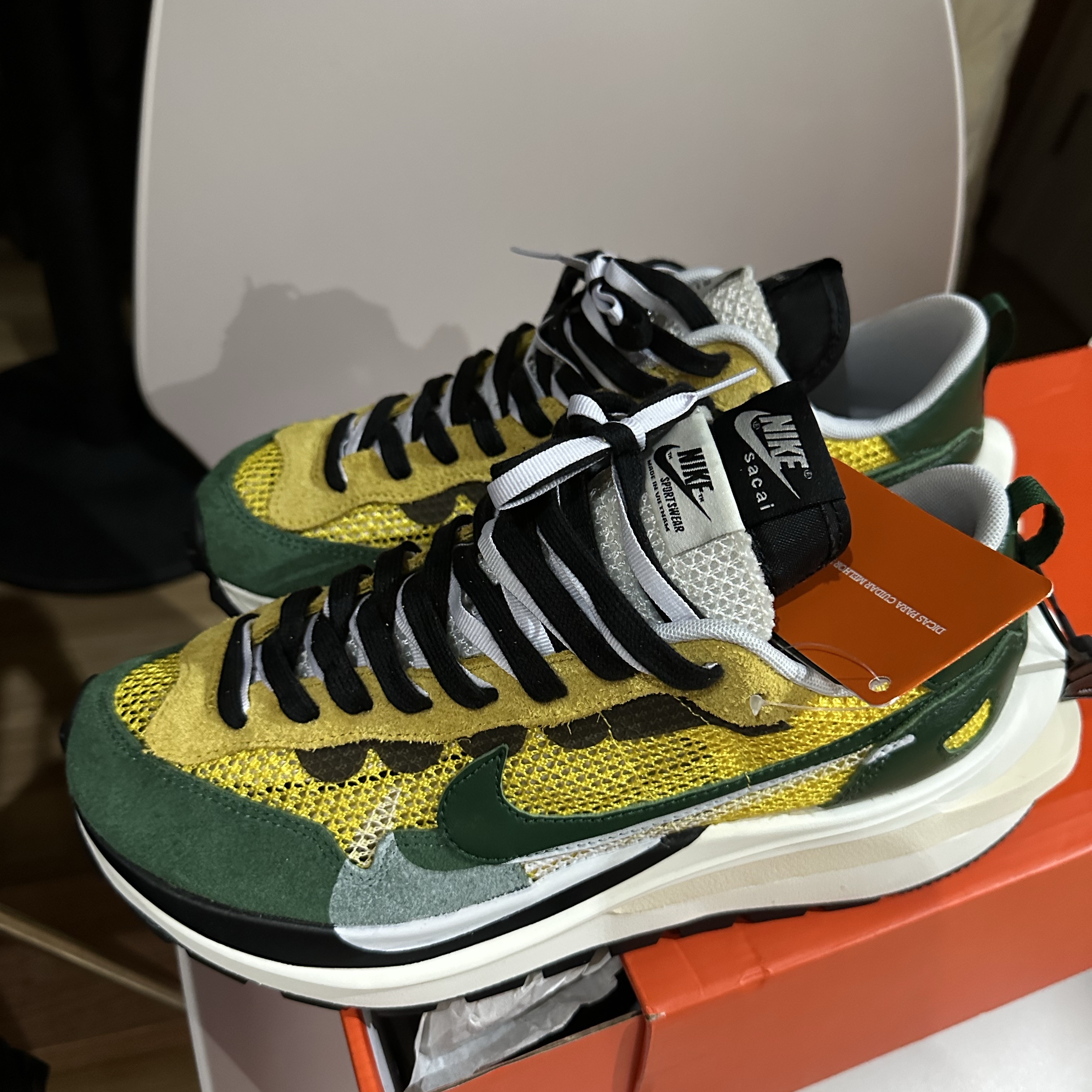 Nike x Sacai VaporWaffle Tour Yellow & Gorge Green Sail 착용 스타일
