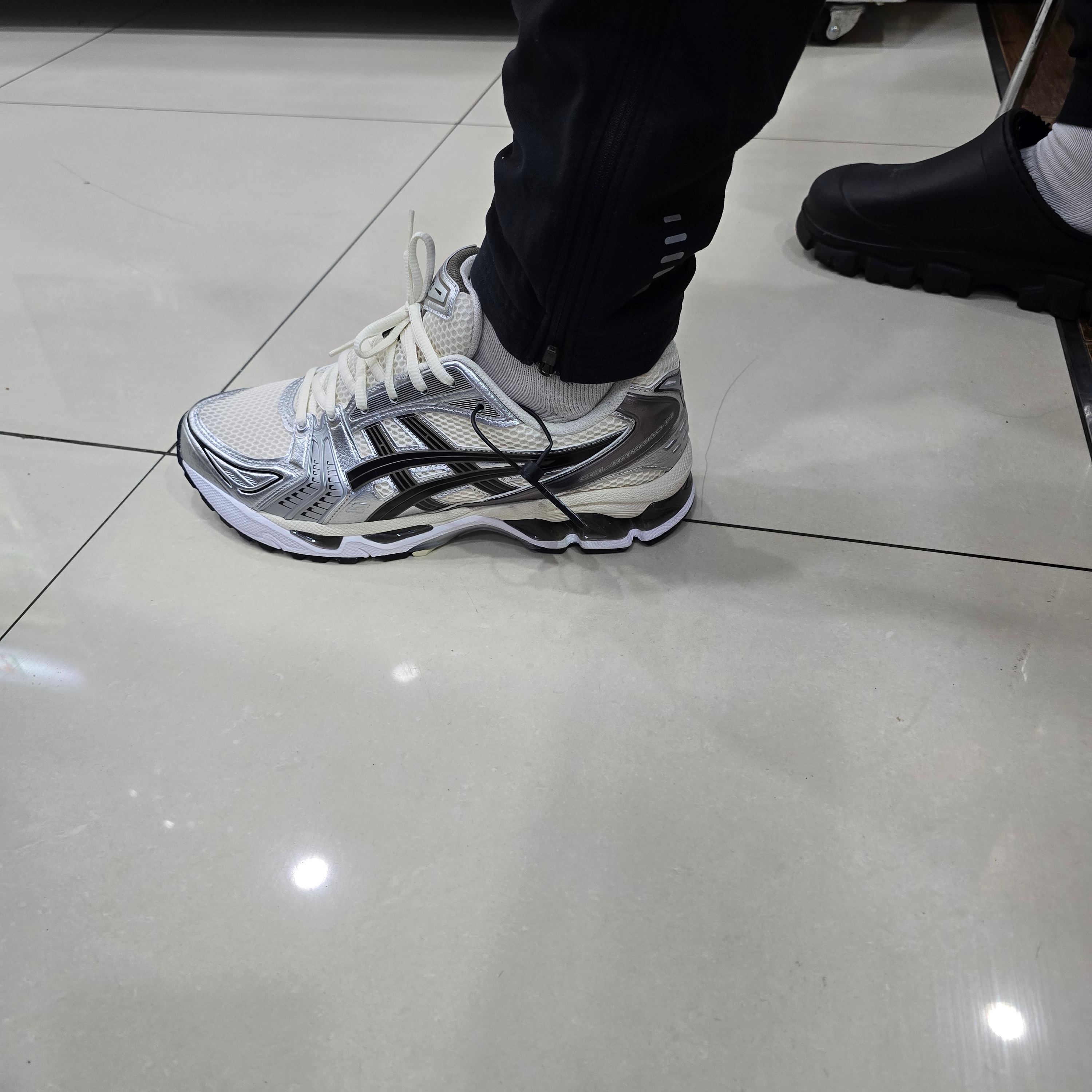 Asics Gel-Kayano 14 Cream Black 착용 스타일 - 1