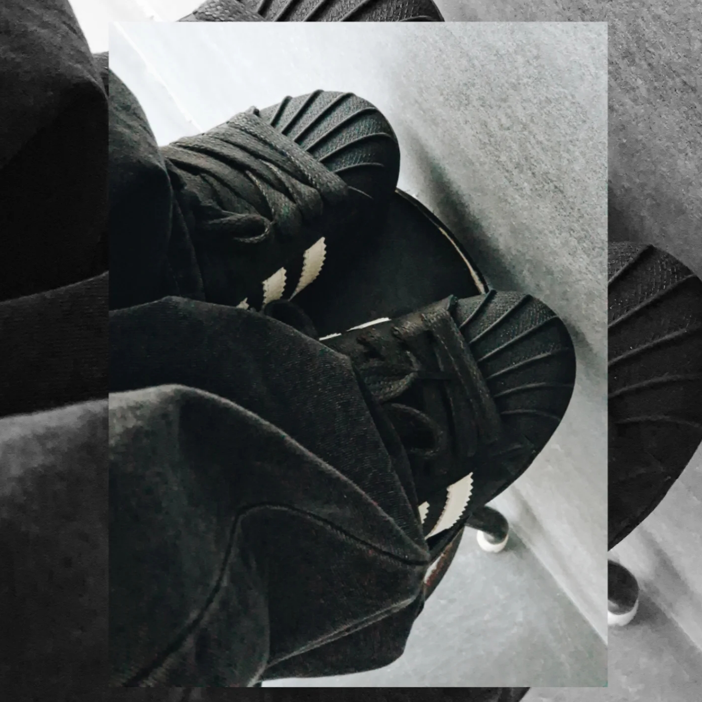 Adidas x Pharrell Williams Virginia Superstar 92 Core Black Sky Rush, True Religion x Icyto Danger Horse Shoe Denim Pants Black 착용 스타일 - 4