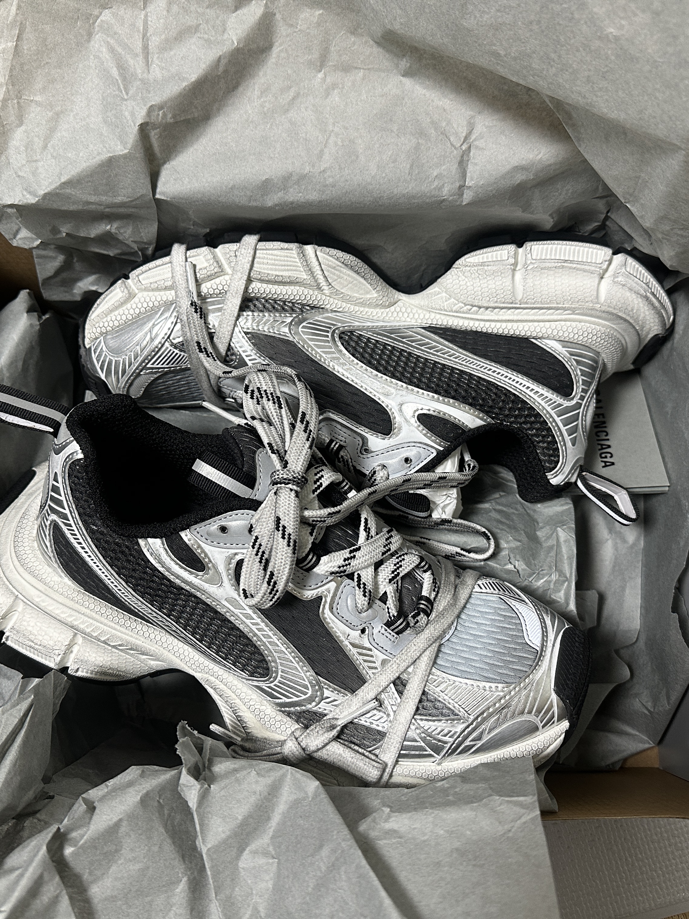 Balenciaga 3XL Gradient Sneakers Black Grey 착용 스타일 - 3