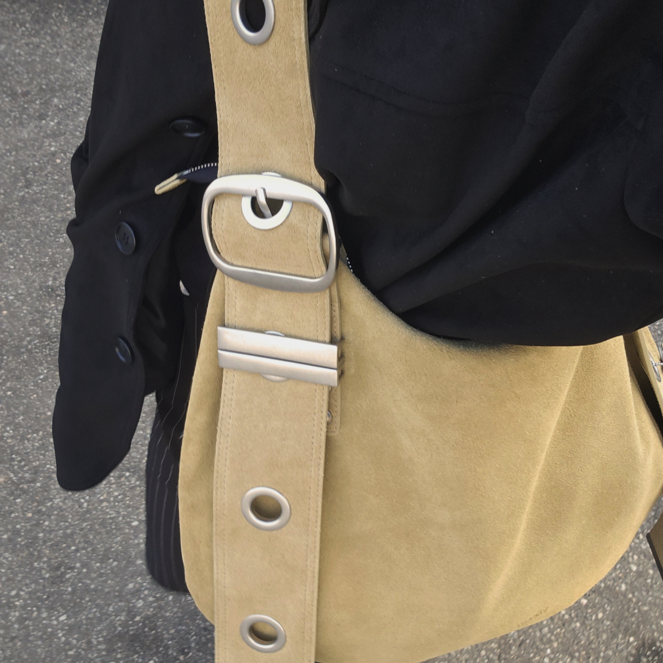 [KREAM 단독] Vacant Archive Bella Wide Strap Hobo Bag Beige 착용 스타일