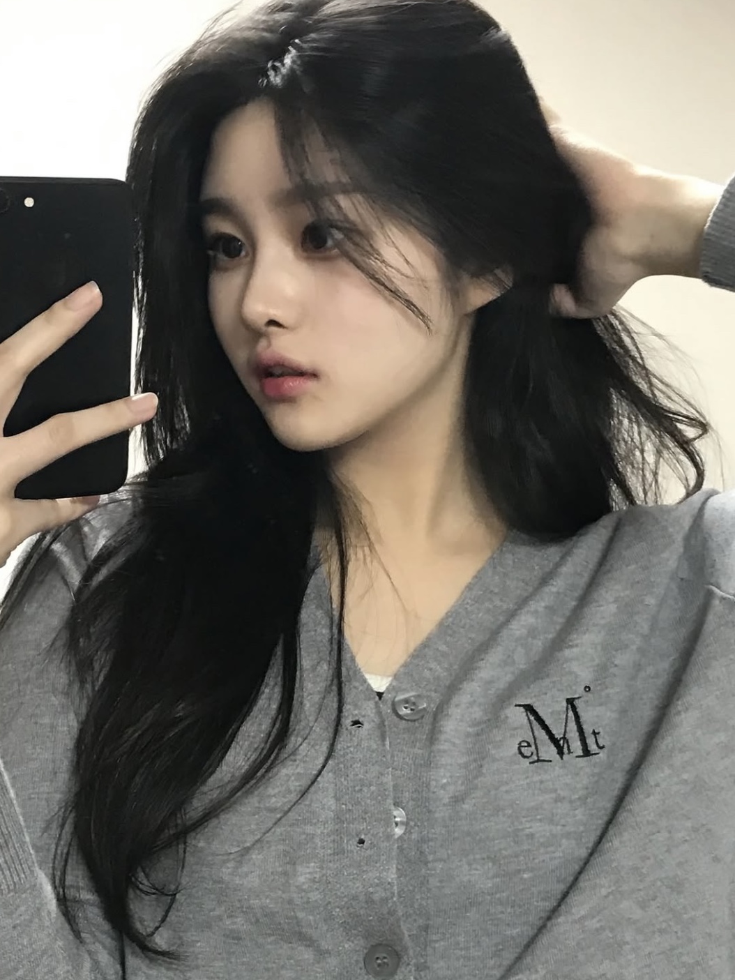 MUCENT Nia Soft V-neck Cardigan Gray 착용 스타일 - 2