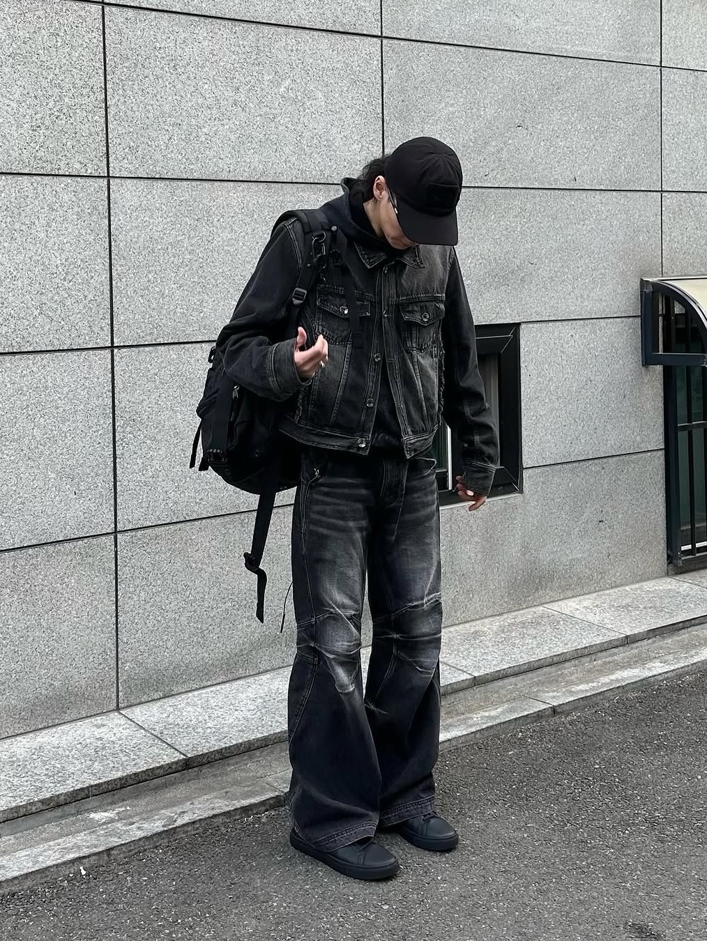 BLR Embossed Wave Washing Wide Denim Pants Black, BLR Embossed Wave Washing Wide Denim Pants Blue 착용 스타일