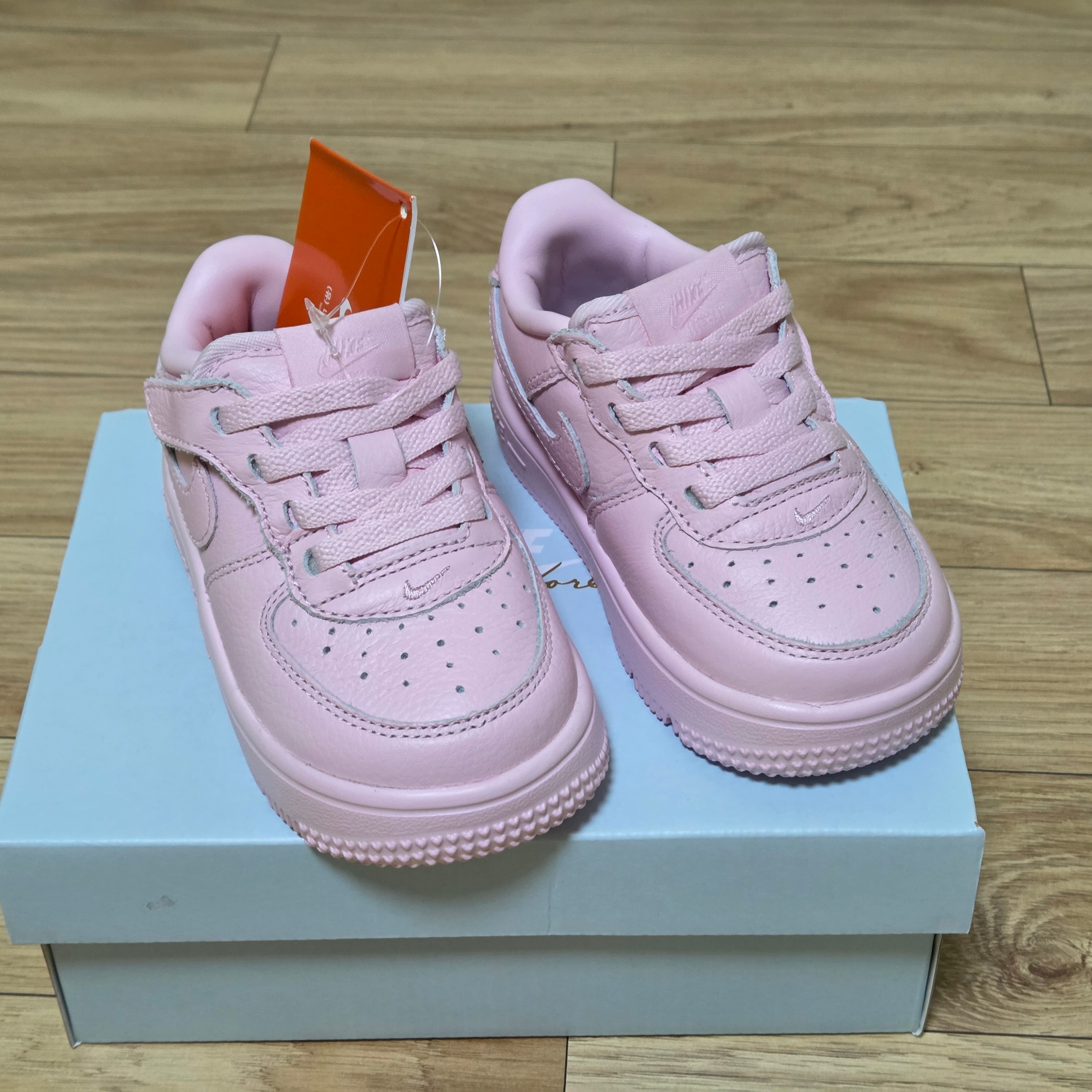 (TD) Nike x Drake Nocta Air Force 1 Low SP Certified Lover Boy Pink Foam 착용 스타일 - 1