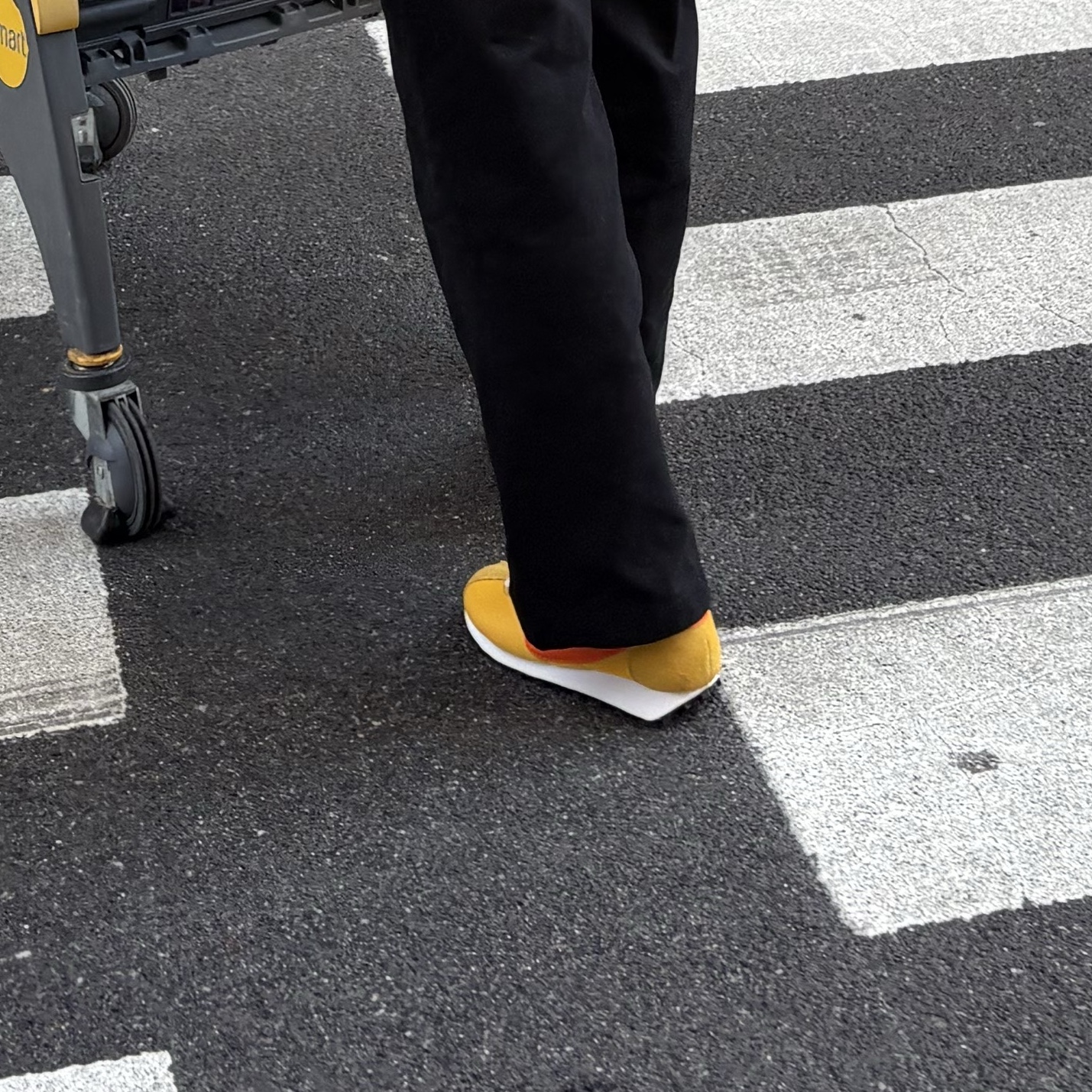 Nike LD-1000 SP University Gold and Safety Orange 착용 스타일