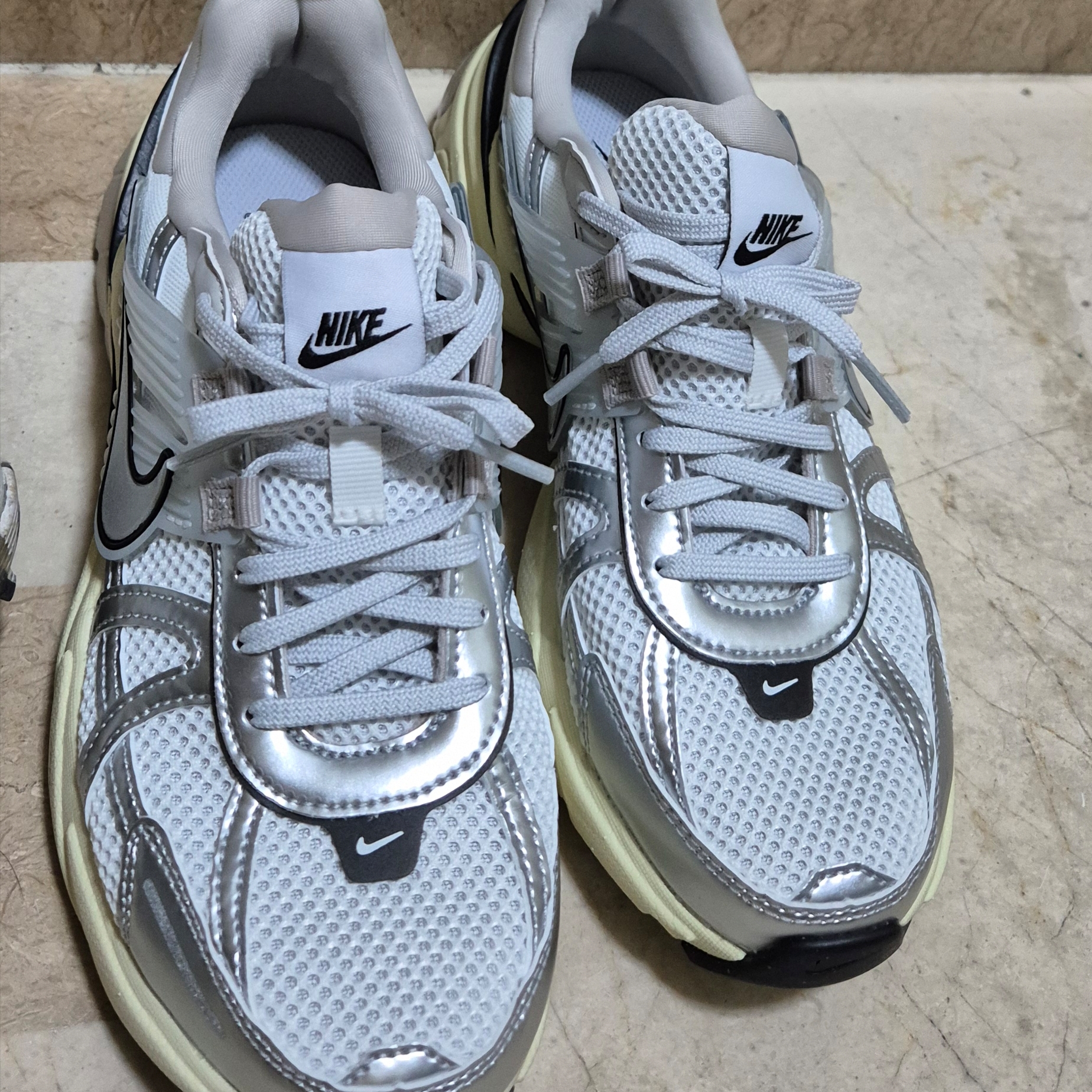 Nike V2K Run Summit White Metallic Silver 착용 스타일