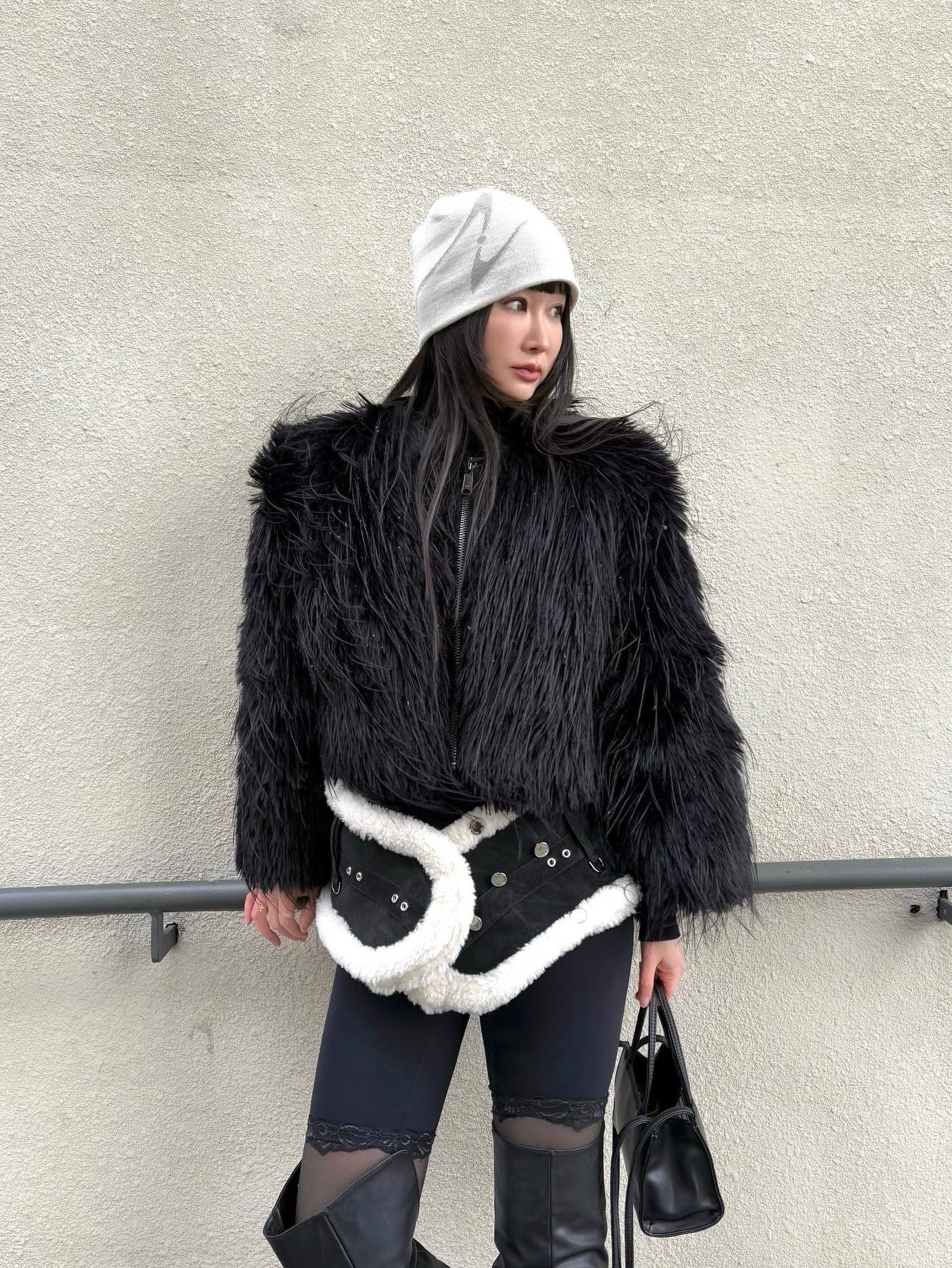 BLR Curved Logo Beanie Ivory 착용 스타일 - 2