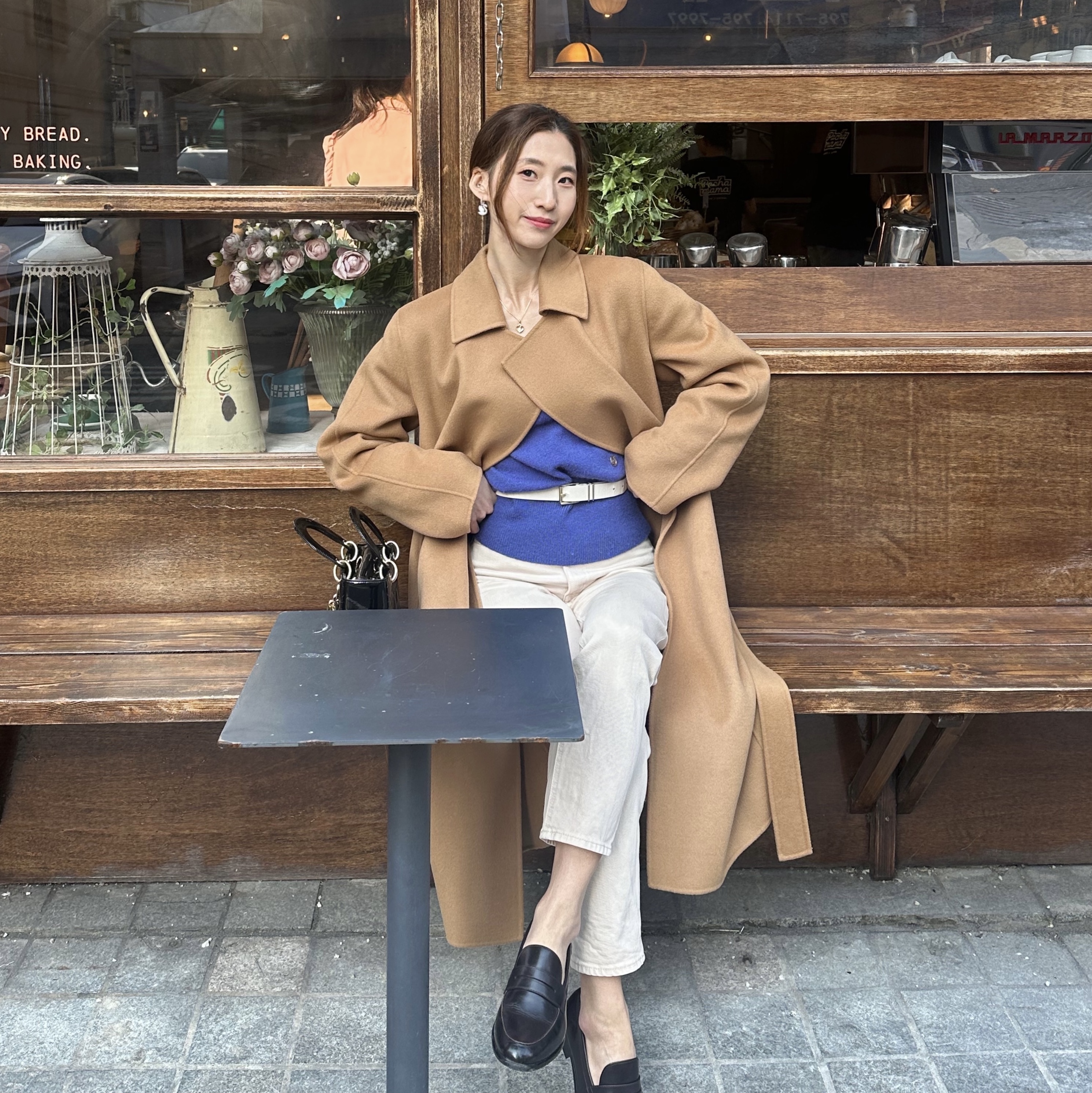 Dior Small Lady Bag Patent Cannage Calfskin Black Pale Gold 착용 스타일 - 1