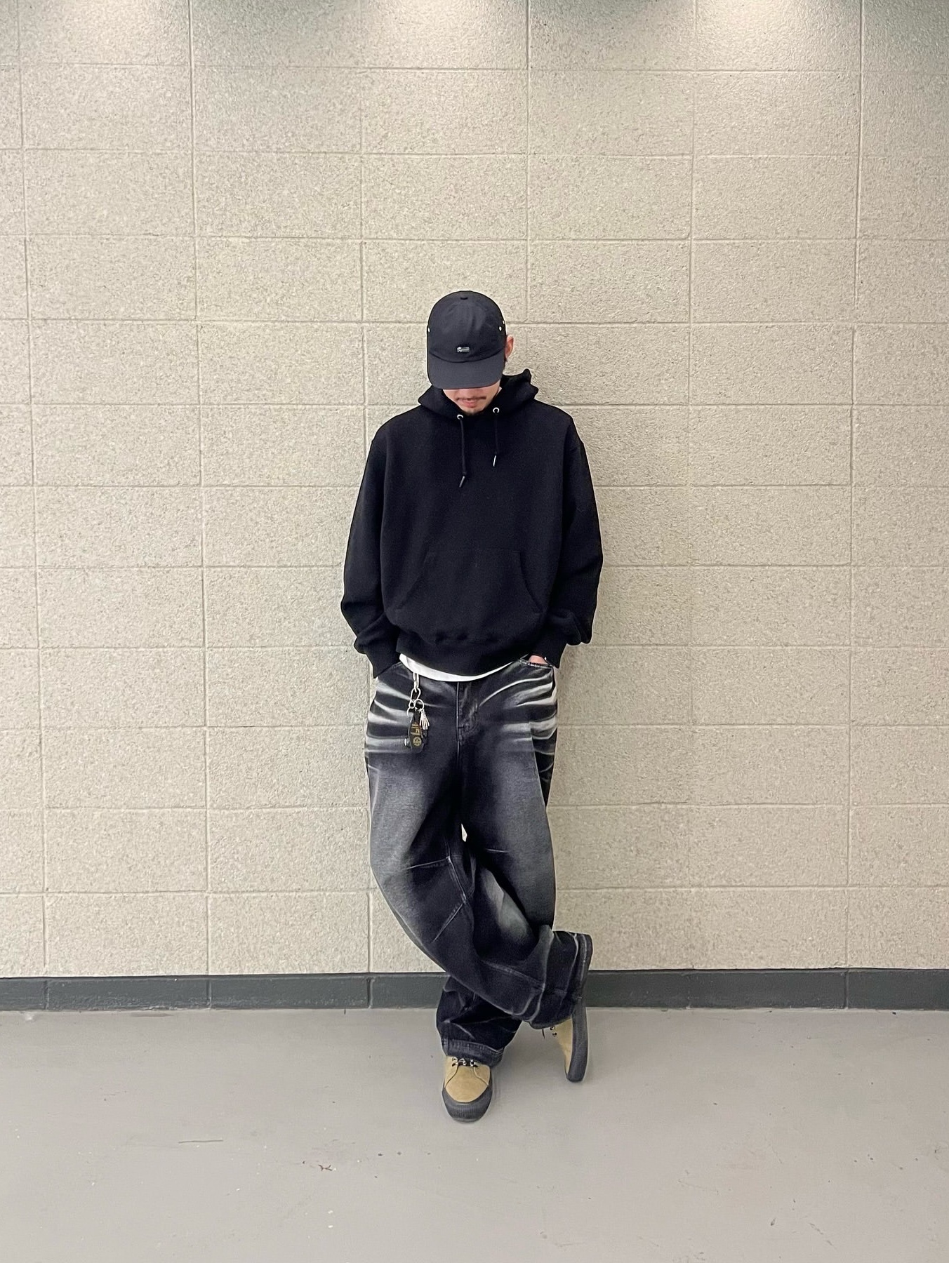 BLR Embossed Wave Washing Wide Denim Pants Black 착용 스타일 - 1