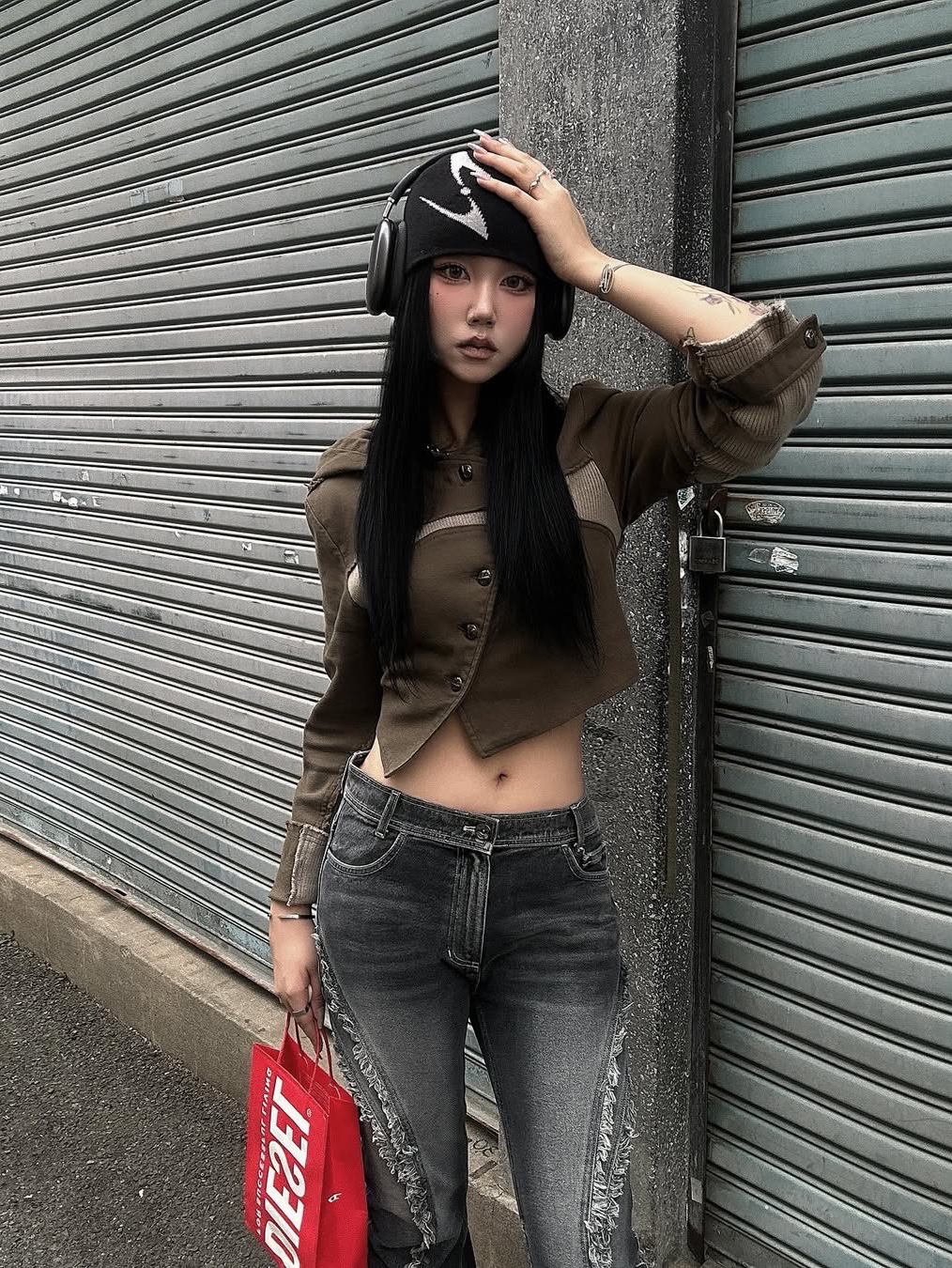 BLR Curved Logo Beanie Black 착용 스타일 - 2