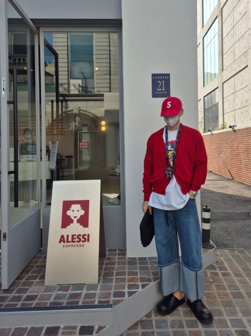 Supreme Bedroom T-Shirt White - 25SS, Supreme Corduroy S Logo 6-Panel Bright Red - 24FW 착용 스타일 - 1
