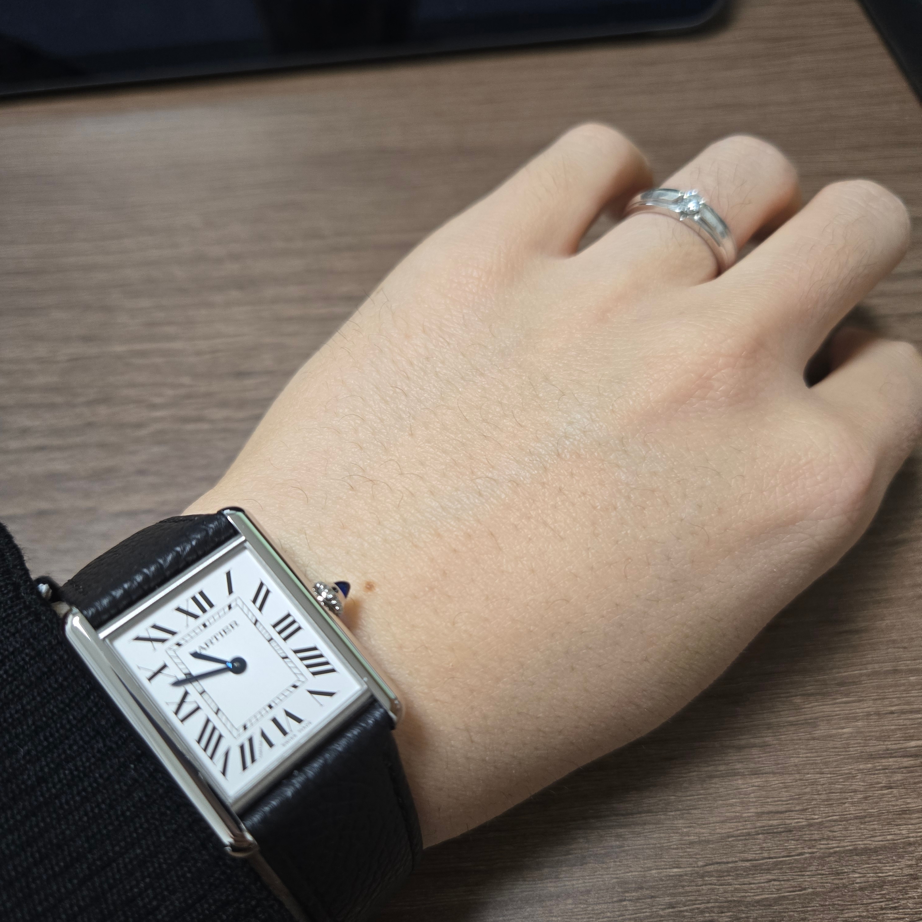 Cartier Tank Must Watch Large Quartz Steel Calfskin Black 착용 스타일